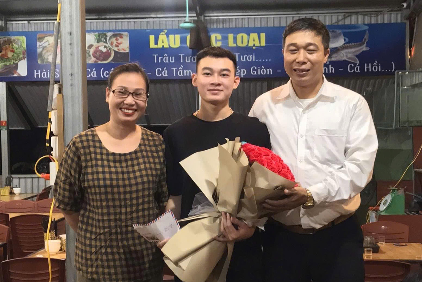 Đức Lương cùng thầy cô chia sẻ niềm vui ngày thi đỗ đại học.