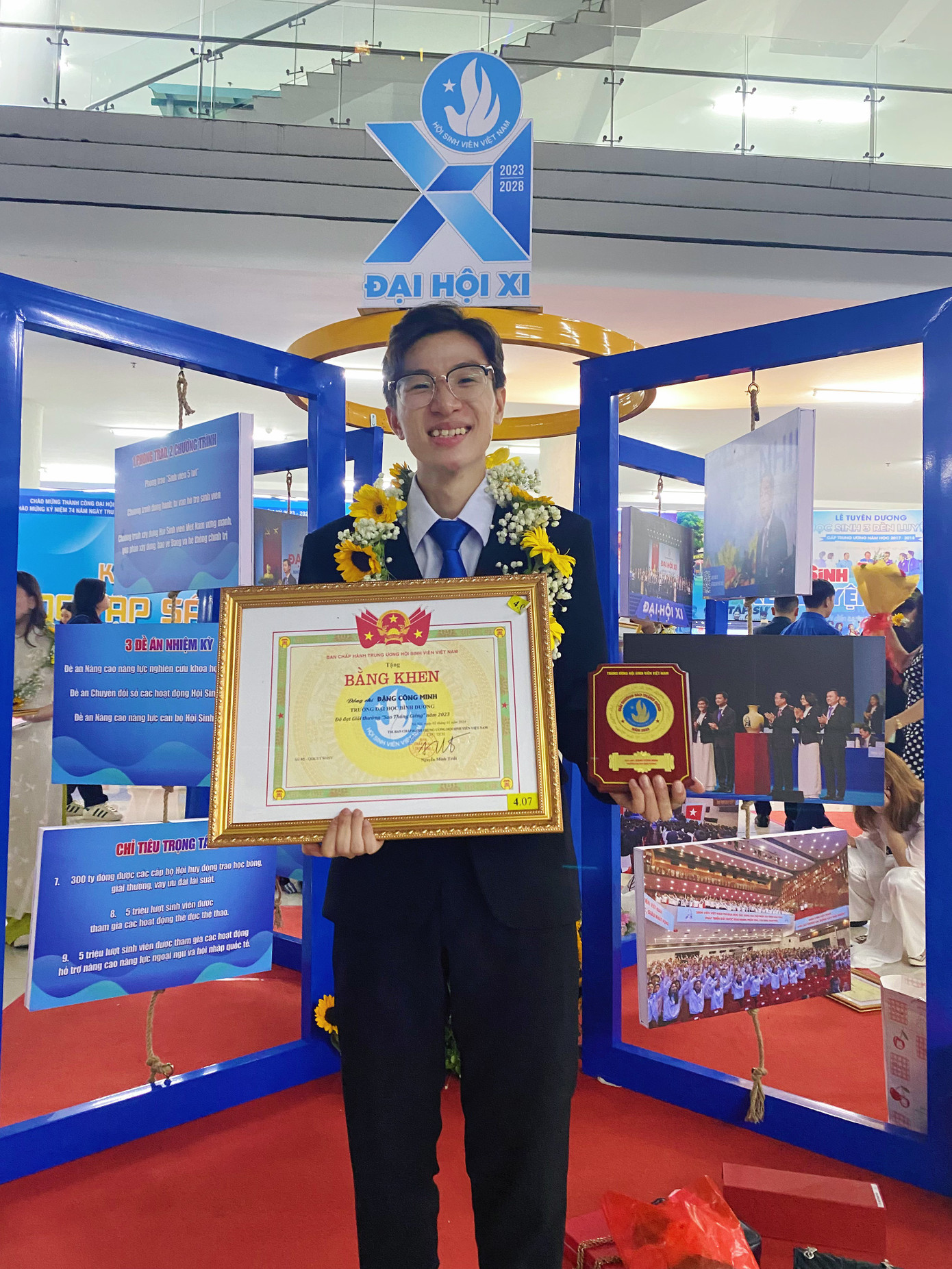 Đặng Công Minh (sinh năm 2001) là sinh viên năm thứ tư chuyên ngành Ngôn ngữ Anh, trường Đại học Bình Dương.