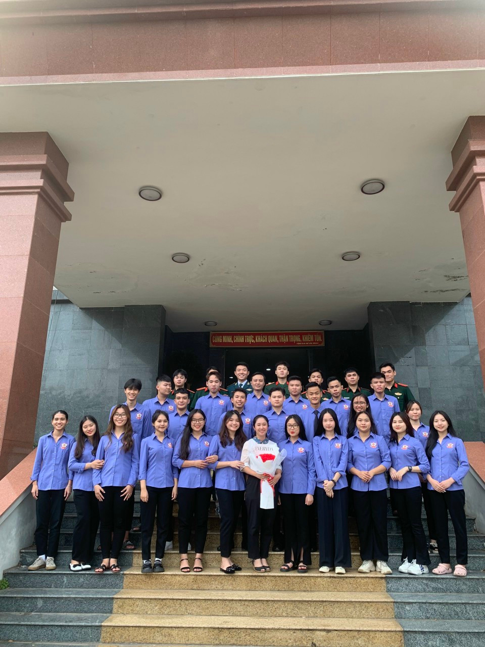Hiền và tập thể Chi đoàn lớp.