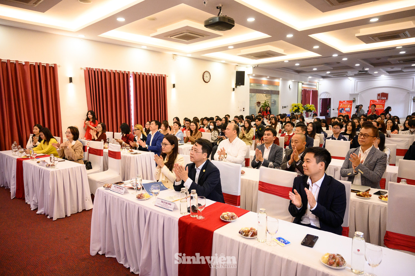 Về phía các đối tác, nhà tài trợ, mentors cuộc thi có sự tham dự của GS. TS Trần Văn Lê - 'Vua Quạt' Việt Nam, CEO Công ty Cổ phần Tập đoàn Cơ điện Phương Linh, đối tác chiến lược, nhà tài trợ bạch kim cuộc thi Business Challenges mùa 7; ông Lại Mạnh Quân - Phó TGĐ Công ty Bảo hiểm Tasco; ông Đặng Thành Đạt - PGĐ Trung tâm Chuyển giao Tri thức và Hỗ trợ Khởi nghiệp (ĐHQGHN); ông Lê Toàn Thắng - PGĐ Trung tâm Hỗ trợ khởi nghiệp và Sáng tạo Quốc gia, Bộ Khoa học Công nghệ; ông Bùi Tùng Lâm - Chủ tịch Công ty Cổ phần Đầu tư Solari cùng các Mentor nhánh 1, nhánh 2 sẽ đồng hành cùng các đội thi. Về phía các đối tác, nhà tài trợ, mentors cuộc thi có sự tham dự của GS. TS Trần Văn Lê - 'Vua Quạt' Việt Nam, CEO Công ty Cổ phần Tập đoàn Cơ điện Phương Linh, đối tác chiến lược, nhà tài trợ bạch kim cuộc thi Business Challenges mùa 7; ông Lại Mạnh Quân - Phó TGĐ Công ty Bảo hiểm Tasco; ông Đặng Thành Đạt - PGĐ Trung tâm Chuyển giao Tri thức và Hỗ trợ Khởi nghiệp (ĐHQGHN); ông Lê Toàn Thắng - PGĐ Trung tâm Hỗ trợ khởi nghiệp và Sáng tạo Quốc gia, Bộ Khoa học Công nghệ; ông Bùi Tùng Lâm - Chủ tịch Công ty Cổ phần Đầu tư Solari cùng các Mentor nhánh 1, nhánh 2 sẽ đồng hành cùng các đội thi.