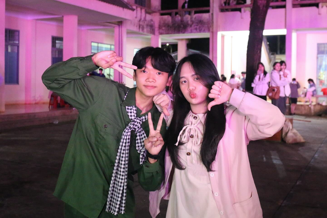 Sơn khi tham gia một chương trình văn nghệ tại trường. Sơn khi tham gia một chương trình văn nghệ tại trường.