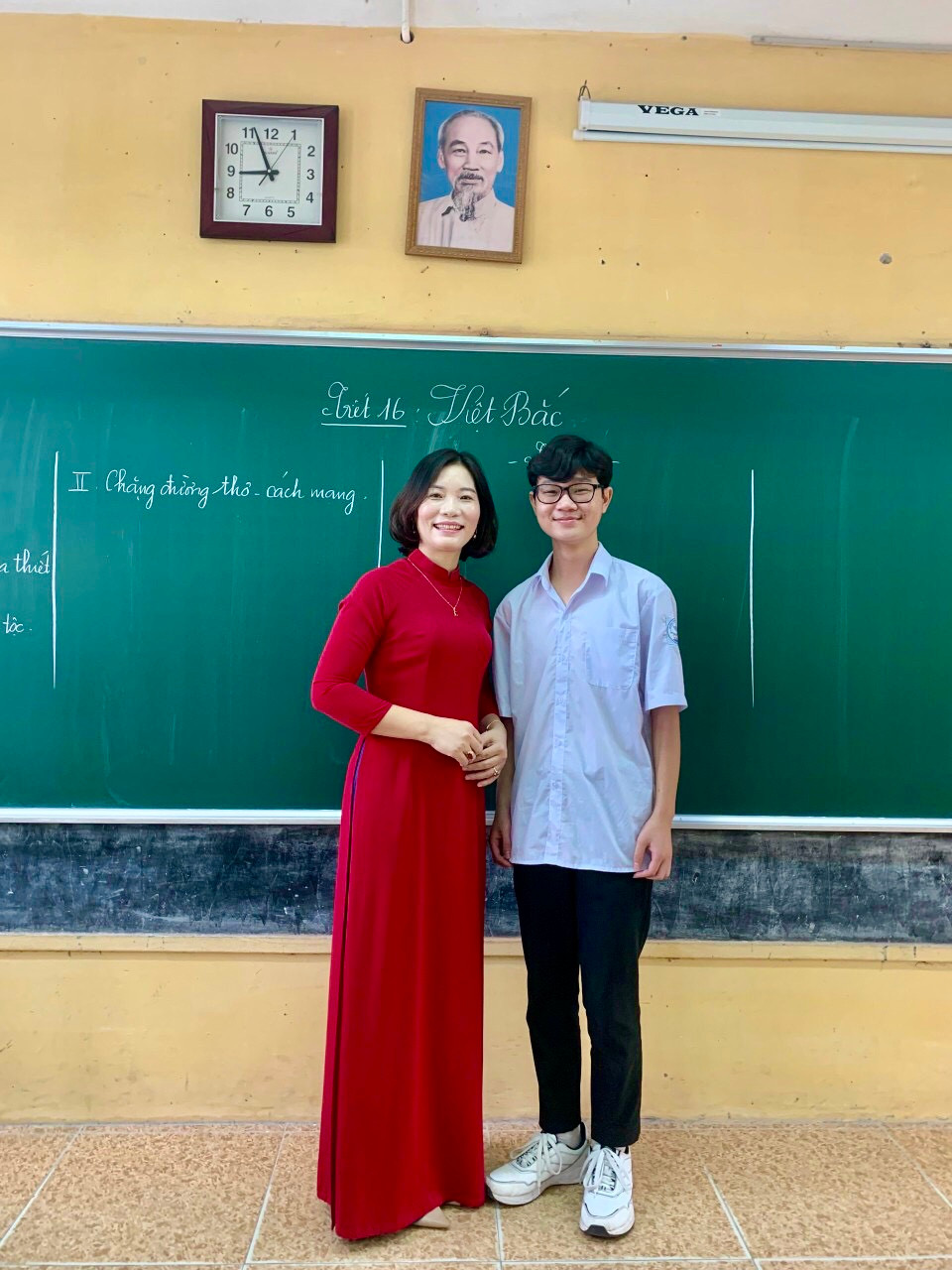 Văn Cường chụp ảnh cùng cô giáo.