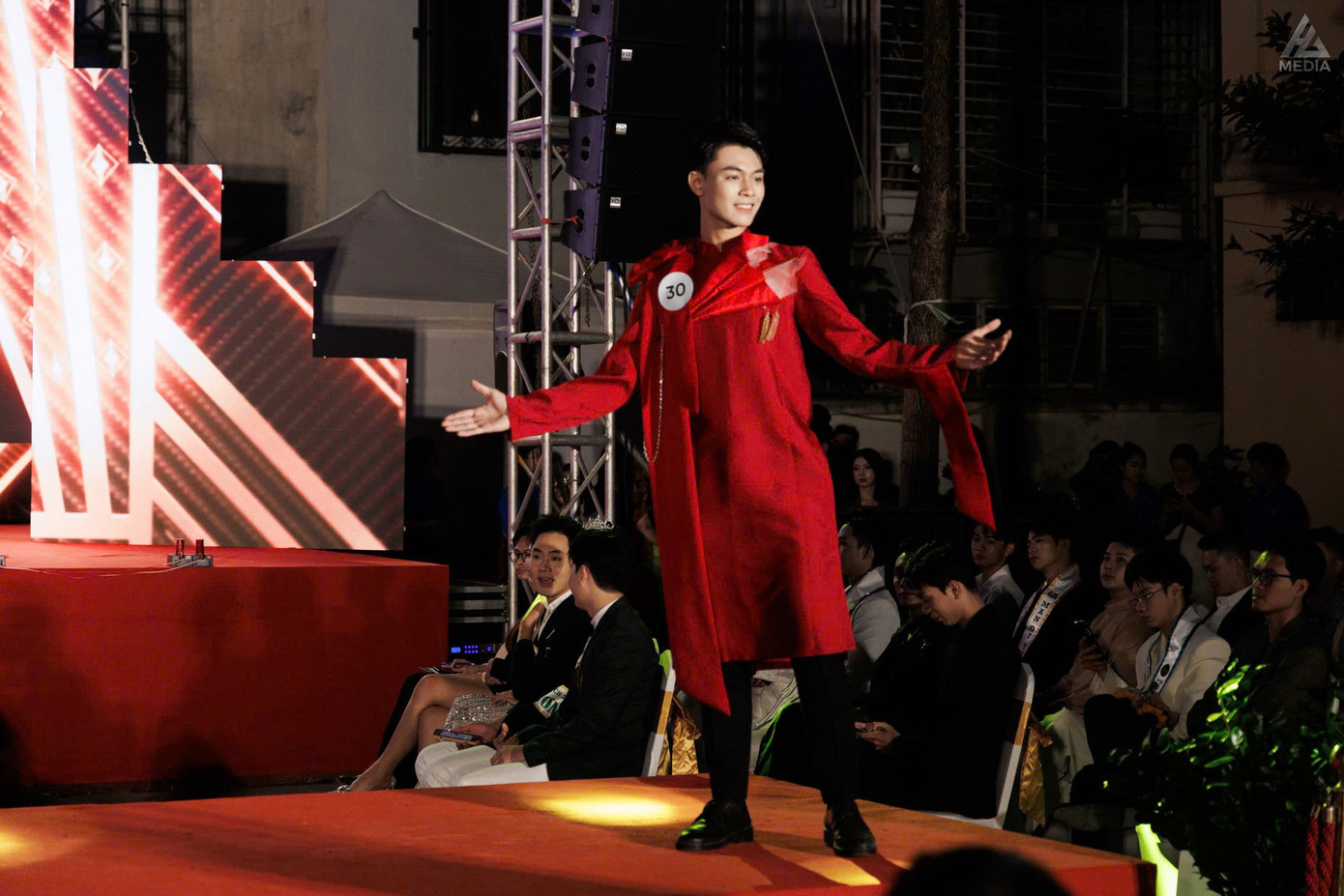 Quốc Dũng với chiều cao 1m80, phong thái đĩnh đạc và khả năng ứng xử xuất sắc.