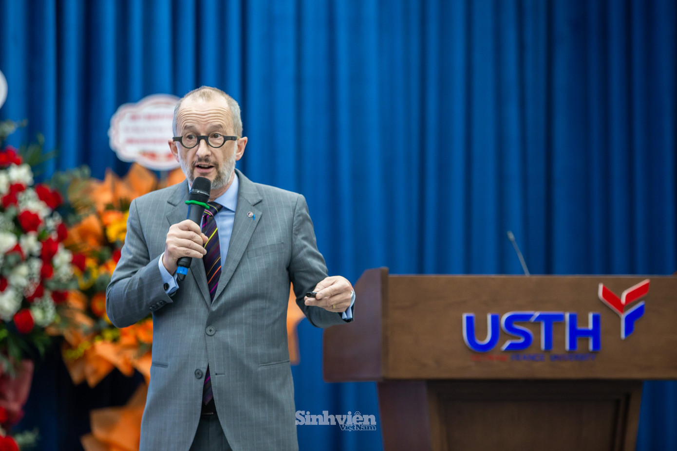 GS. Jean-Marc Lavest - Hiệu trưởng chính Trường Đại học Khoa học và Công nghệ Hà Nội và GS. Đinh Thị Mai Thanh - Hiệu trưởng Nhà trường cùng điểm lại hành trình 15 năm thành lập và phát triển của USTH.