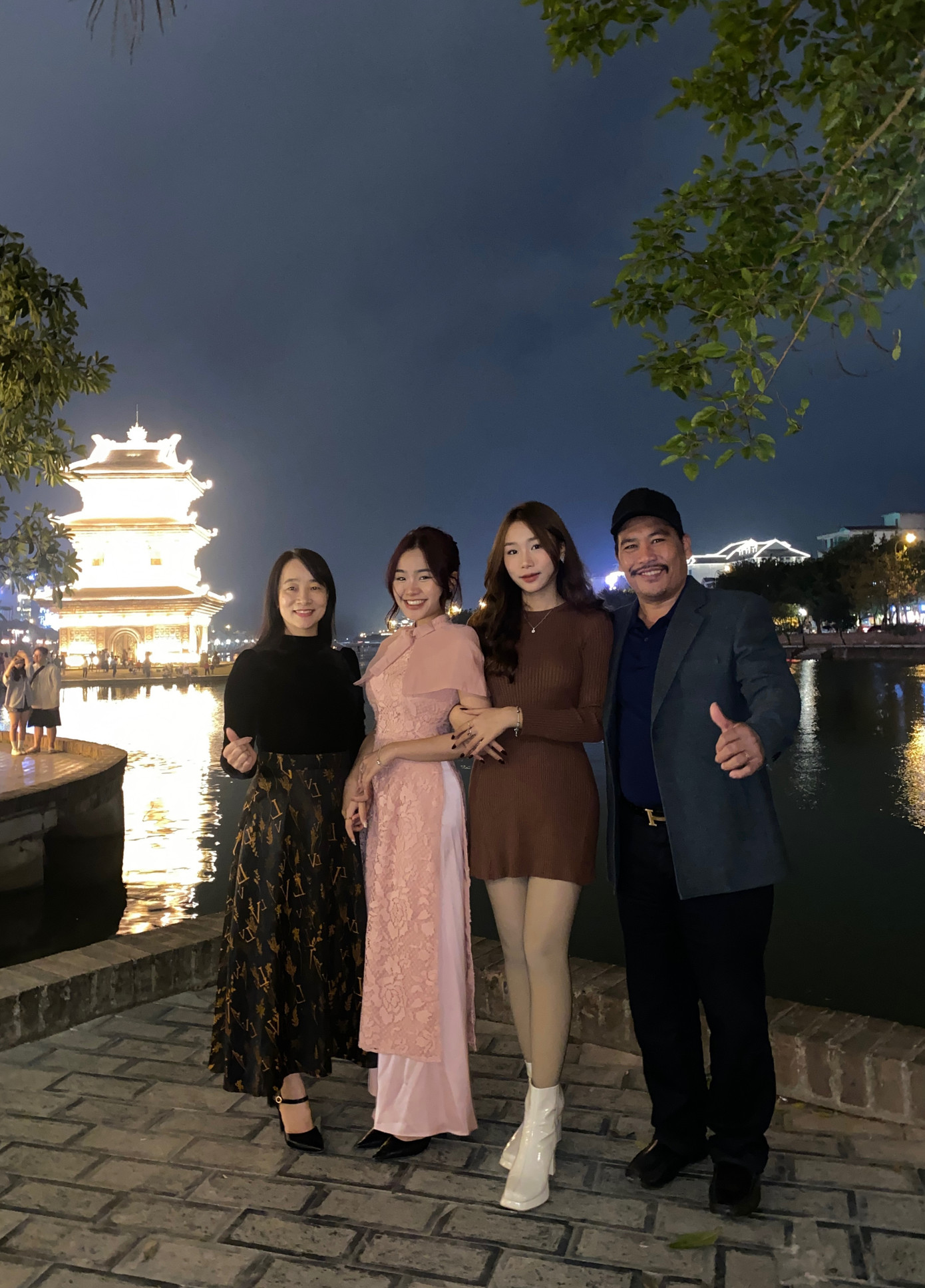 Khánh Huyền chụp ảnh cùng gia đình.