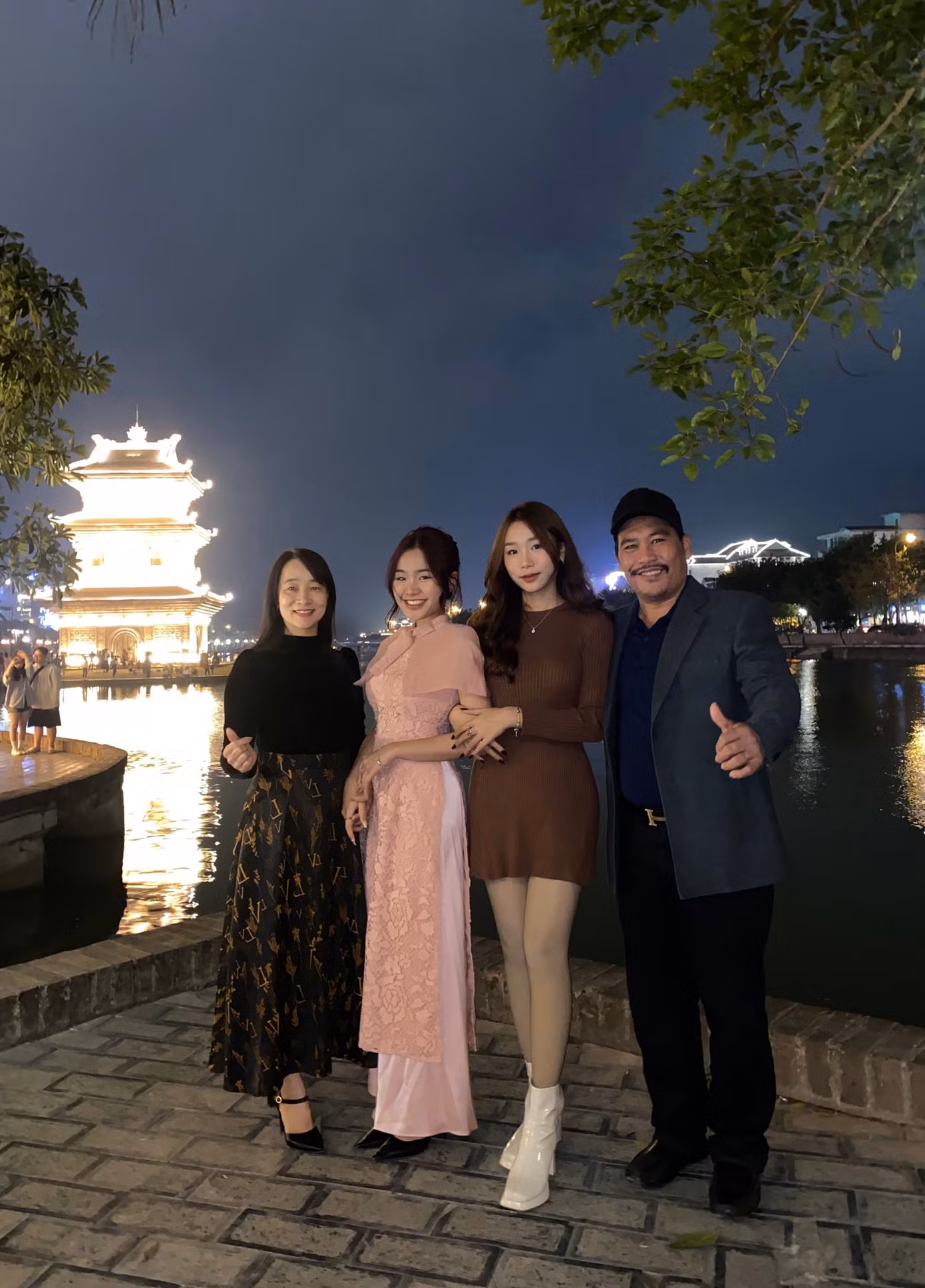 Khánh Huyền chụp ảnh cùng gia đình.