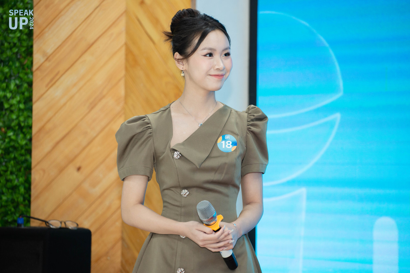 Các thí sinh thể hiện được phong thái chuyên nghiệp và mang đến những đoạn dẫn “nuốt mic” trên sân khấu của Vòng Bán kết. Các thí sinh thể hiện được phong thái chuyên nghiệp và mang đến những đoạn dẫn “nuốt mic” trên sân khấu của Vòng Bán kết.