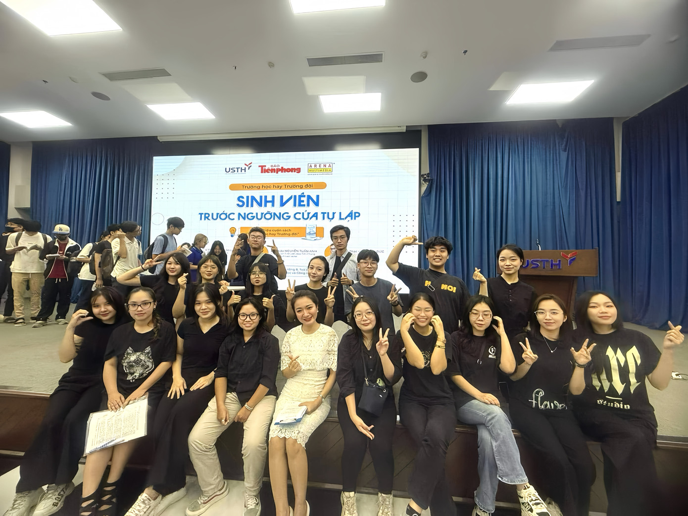 Đồng hành cùng nhau trong sự kiện “Sinh viên trước ngưỡng cửa tự lập” tại Trường Đại học Khoa học và Công nghệ Hà Nội.
