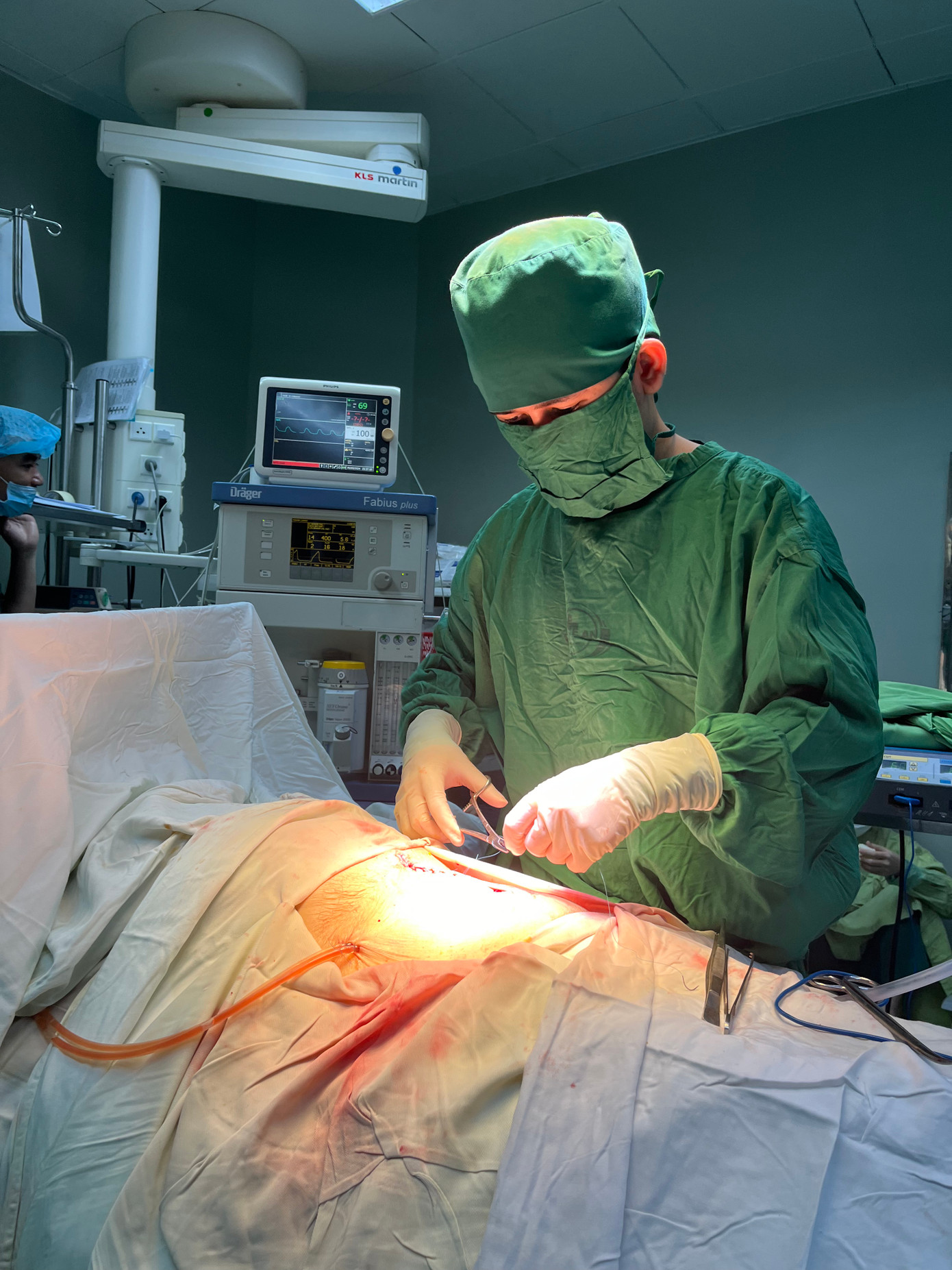 Tuấn Anh tham gia phẫu thuật. Tuấn Anh tham gia phẫu thuật.