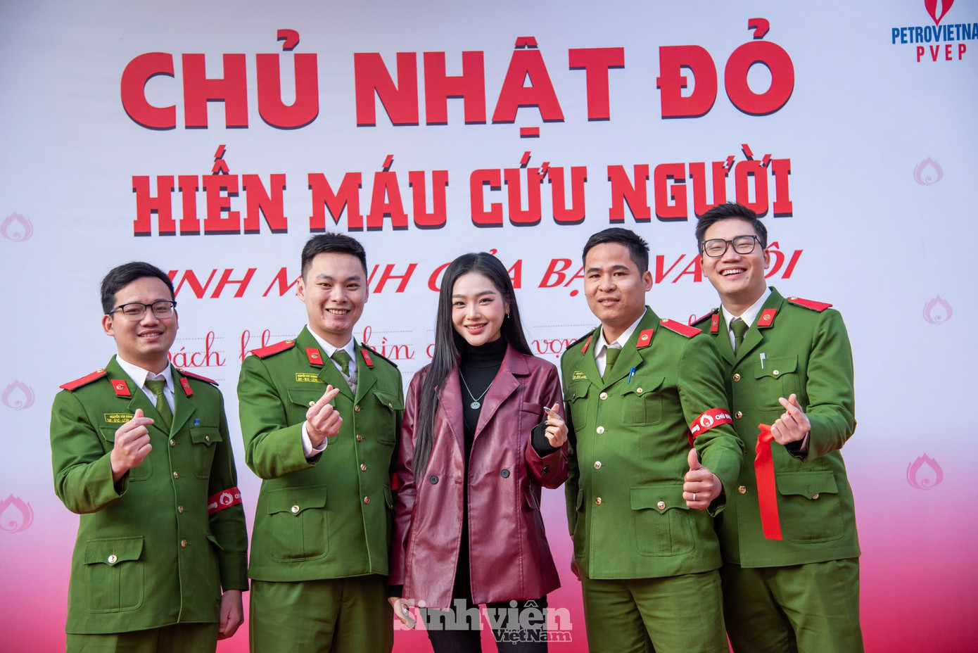 Nữ diên viên giao lưu cùng các học viên Học viện Cảnh sát.