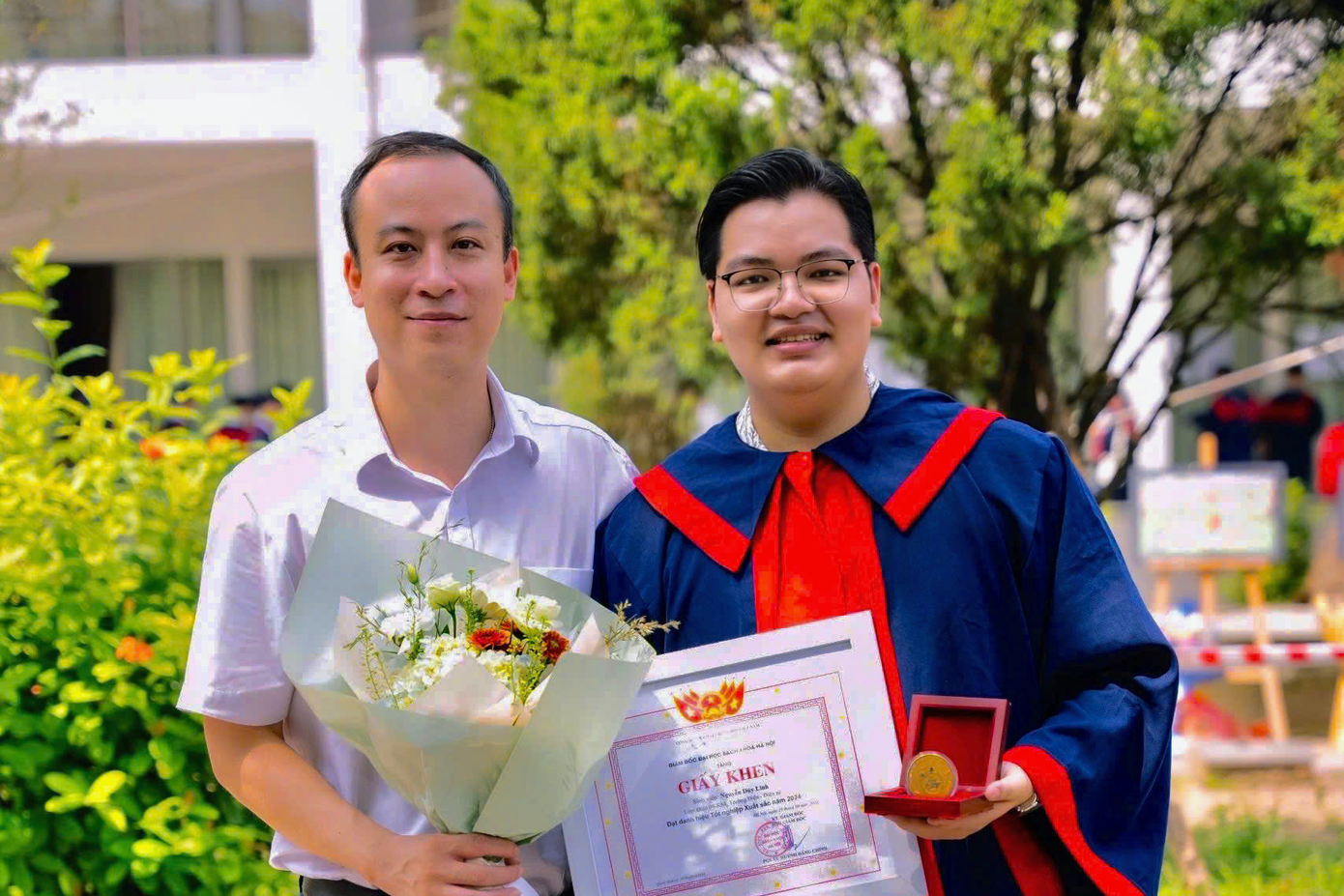 Duy Linh và chủ nhiệm Smart Energy Lab - TS. Nguyễn Quốc Minh trong ngày tốt nghiệp.