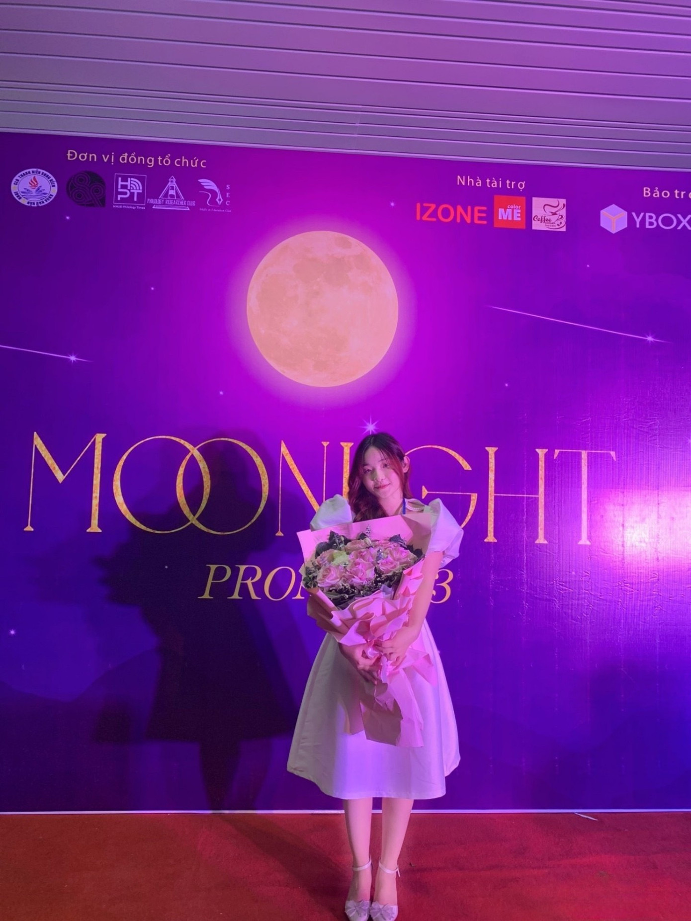 Vân Anh tham gia sự kiện Prom tại câu lạc bộ YDP.