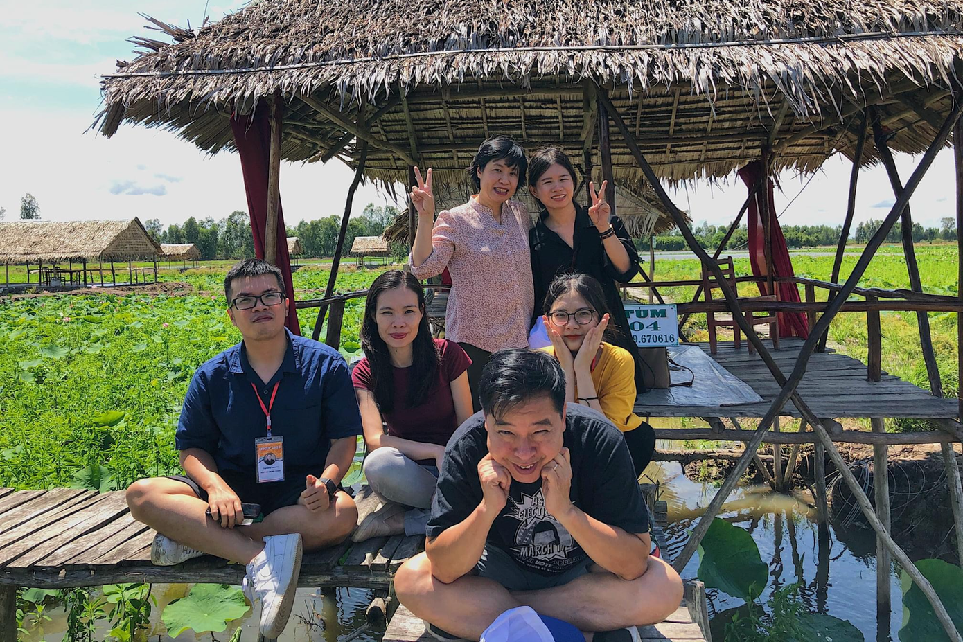 Các giảng viên khoa Quốc tế học, cô Thùy Trang (hàng ngồi, áo đỏ) và Thu Oanh (sơ mi đen) tại chuyến thực tế trong khuôn khổ cuộc thi IFNSP 2020 do VNU-USSH tổ chức với sự tài trợ từ một quỹ của Đức.