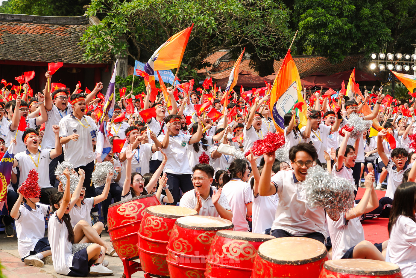 Cả hội trường vỡ oà cảm xúc khi Nguyên Phú có thêm 30 điểm sau khi giành được quyền trả lời câu hỏi của Trung Kiên với câu trả lời xuất sắc. Lúc này Nguyên Phú cách Phú Đức chỉ 20 điểm trong vòng thi 'Về đích'.