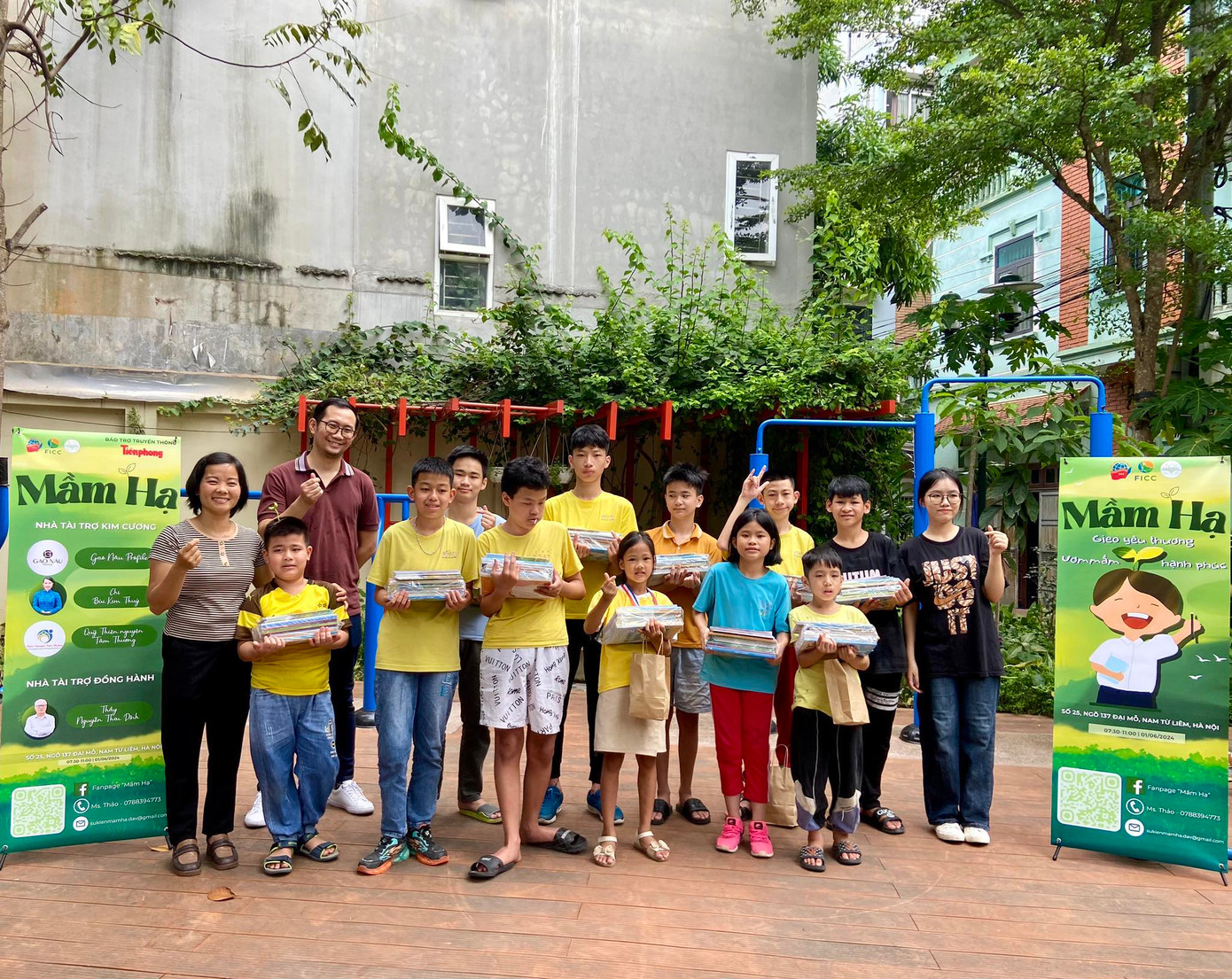 Đại diện BTC và thầy Hoàng Quốc Lê tặng SGK cho các em lớp 1,2.