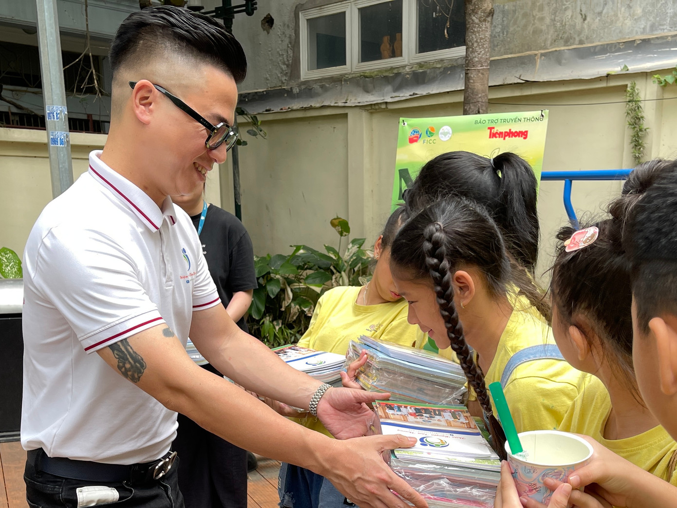 Đại diện bên Quỹ Thiện Nguyện Tâm Thương trao quà cho các em lớp 3, 4.