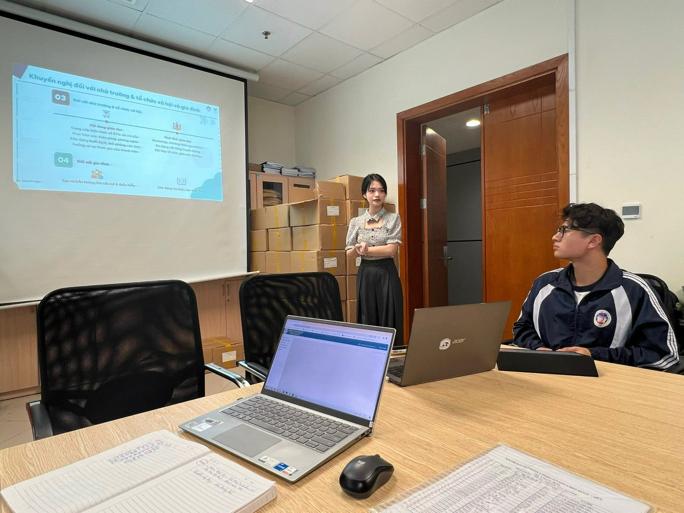 Thảo Chi chia sẻ đề tài nghiên cứu khoa học với thầy cô trong buổi sinh hoạt tuần của khoa Marketing. Thảo Chi chia sẻ đề tài nghiên cứu khoa học với thầy cô trong buổi sinh hoạt tuần của khoa Marketing.