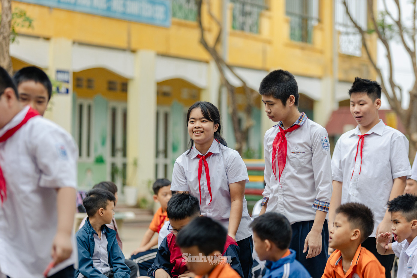 Sau giờ chào cờ, các em quay trở lại lớp học. Trường Chuyên biệt Bình Minh có ba dãy nhà, một dãy nhà hiệu bộ, hai dãy còn lại, một bên là các lớp học dành cho học sinh khiếm thính, một bên là các lớp dành cho trẻ khuyết tật trí tuệ. Sau giờ chào cờ, các em quay trở lại lớp học. Trường Chuyên biệt Bình Minh có ba dãy nhà, một dãy nhà hiệu bộ, hai dãy còn lại, một bên là các lớp học dành cho học sinh khiếm thính, một bên là các lớp dành cho trẻ khuyết tật trí tuệ.
