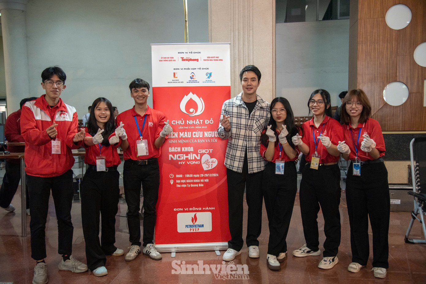 Bên cạnh sự nghiệp diễn xuất, Đức Hiếu tham gia nhiều hoạt động vì cộng đồng. Nam diễn viên chụp ảnh cùng các bạn tình nguyện viên tại &quot;Chủ Nhật Đỏ&quot;.