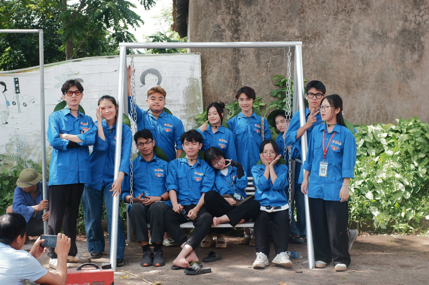 Minh Tiến tham gia tình nguyện trên xã Tân Liên, huyện Cao Lộc, tỉnh lạng Sơn cùng các thành viên của đội.