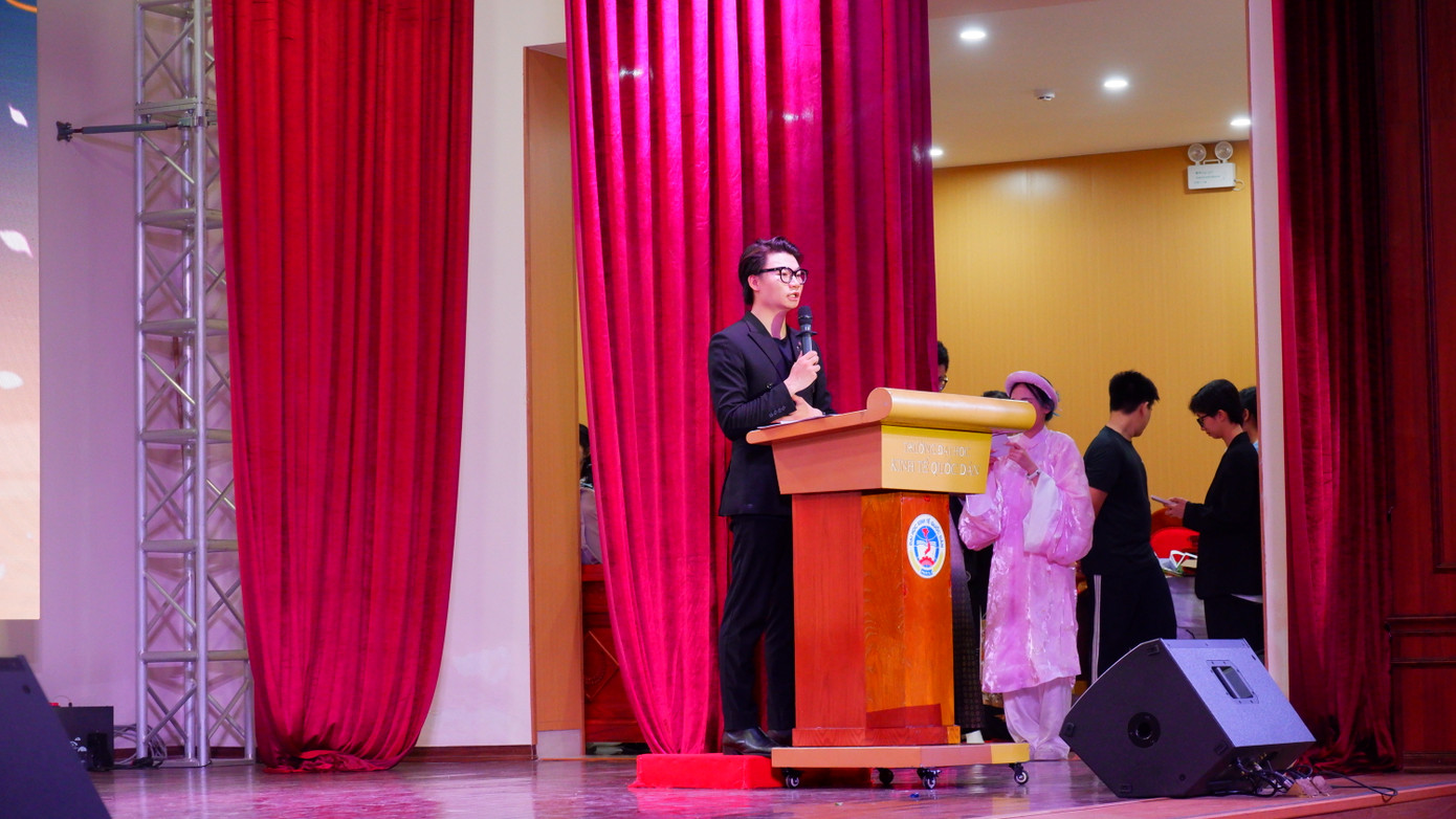 Hoàng phát biểu tại chương trình Dạ Nguyệt Phồn Hoa – Tsukiakari. Hoàng phát biểu tại chương trình Dạ Nguyệt Phồn Hoa – Tsukiakari.