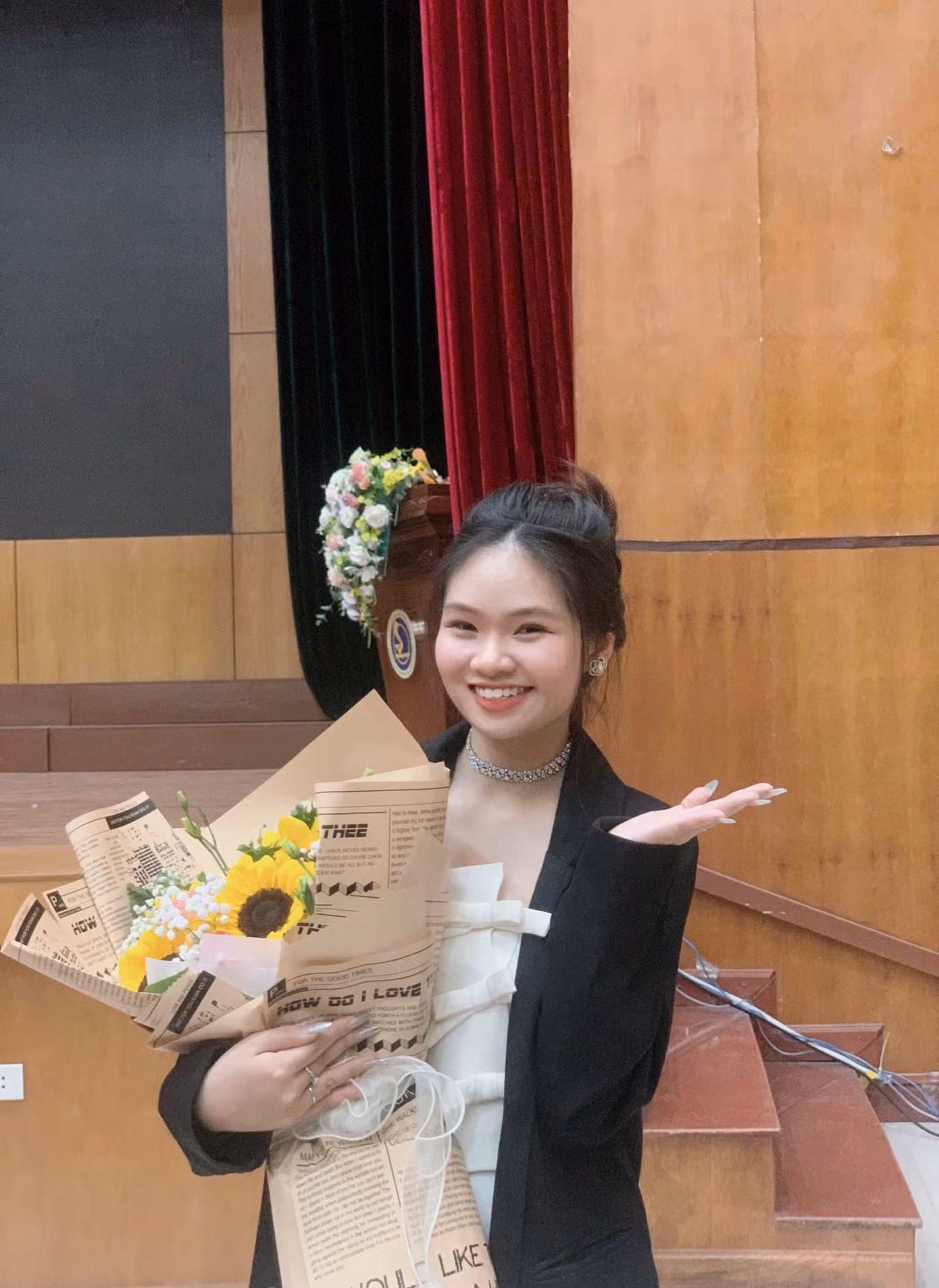 Cô bạn tích cực tham gia các cuộc thi.