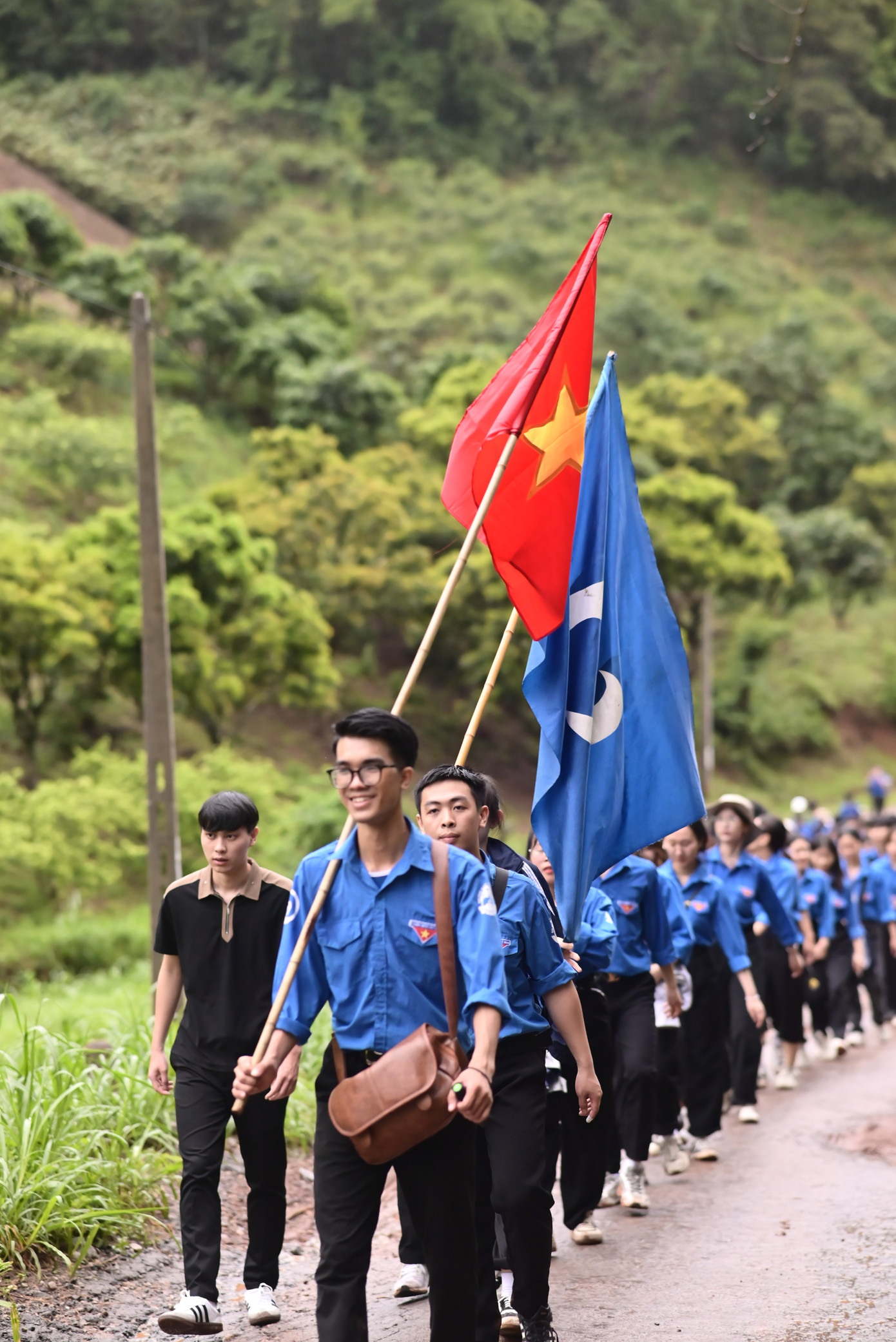 Đội Sinh viên Tình nguyện Đồng hương Hải Dương hành quân tới điểm tình nguyện. Đội Sinh viên Tình nguyện Đồng hương Hải Dương hành quân tới điểm tình nguyện.