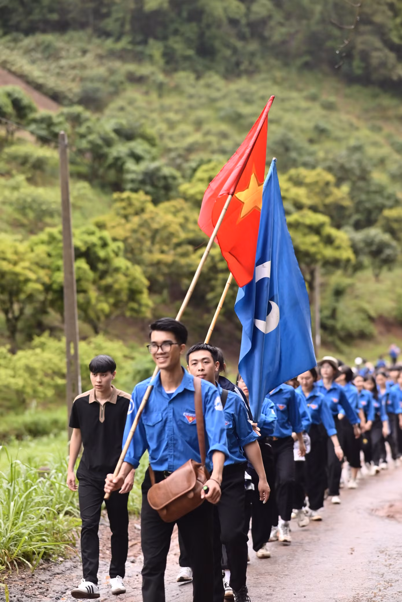 Đội Sinh viên Tình nguyện Đồng hương Hải Dương hành quân tới điểm tình nguyện.