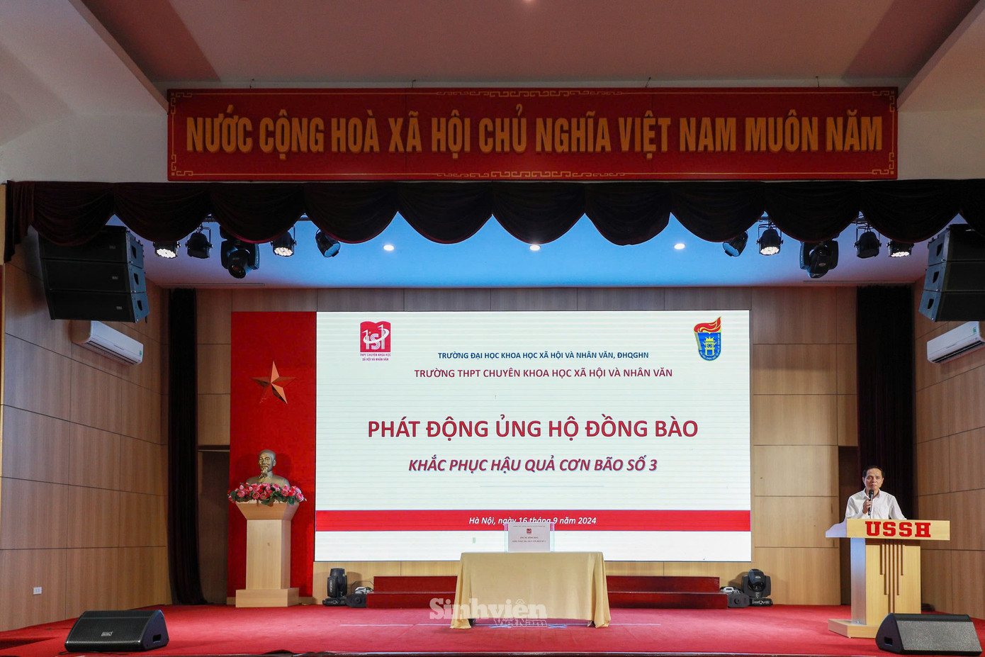 PGS. TS Nguyễn Quang Liệu chia sẻ: &quot;Thầy vô cùng xúc động trước những tình cảm, trách nhiệm của các em học sinh Trường THPT Chuyên KHXH&amp;NV hướng về đồng bào, đặc biệt đó chính là các anh, các chị sinh viên của Trường Đại học KHXH&amp;NV, giúp các anh chị vơi đi phần nào khó khăn trên con đường học tập. Các em đã gửi gắm niềm tin, trách nhiệm với các anh, chị sinh viên của Trường Đại học KHXH&amp;NV, qua đó nhân lên truyền thống tốt đẹp của con người Việt Nam&quot;.