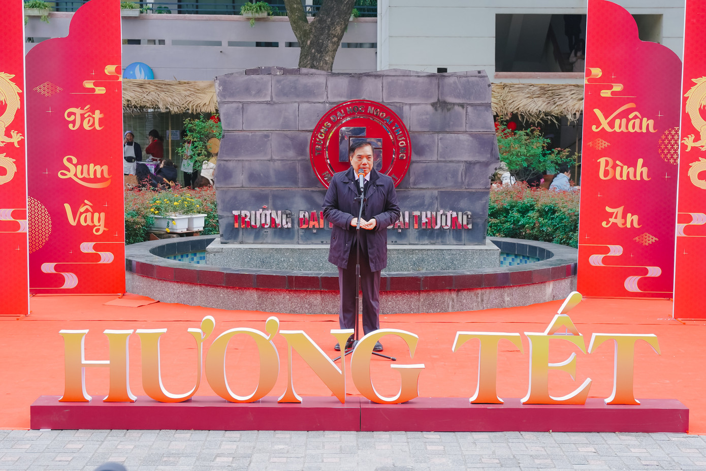 PGS, TS Bùi Anh Tuấn - Bí thư Đảng ủy, Hiệu trưởng Nhà trường phát biểu khai mạc chương trình.