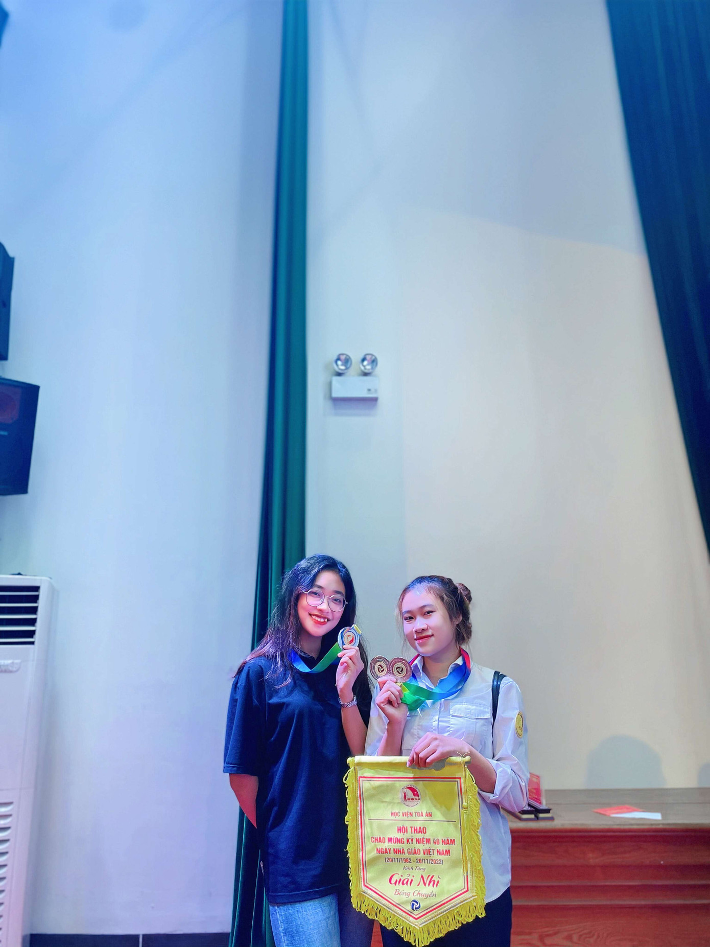 Phương Anh (bên trái) đạt HC Bạc môn Bóng chuyền nữ trong hội thao kỷ niệm 40 năm ngày Nhà giáo Việt Nam do Học viện Tổ chức.