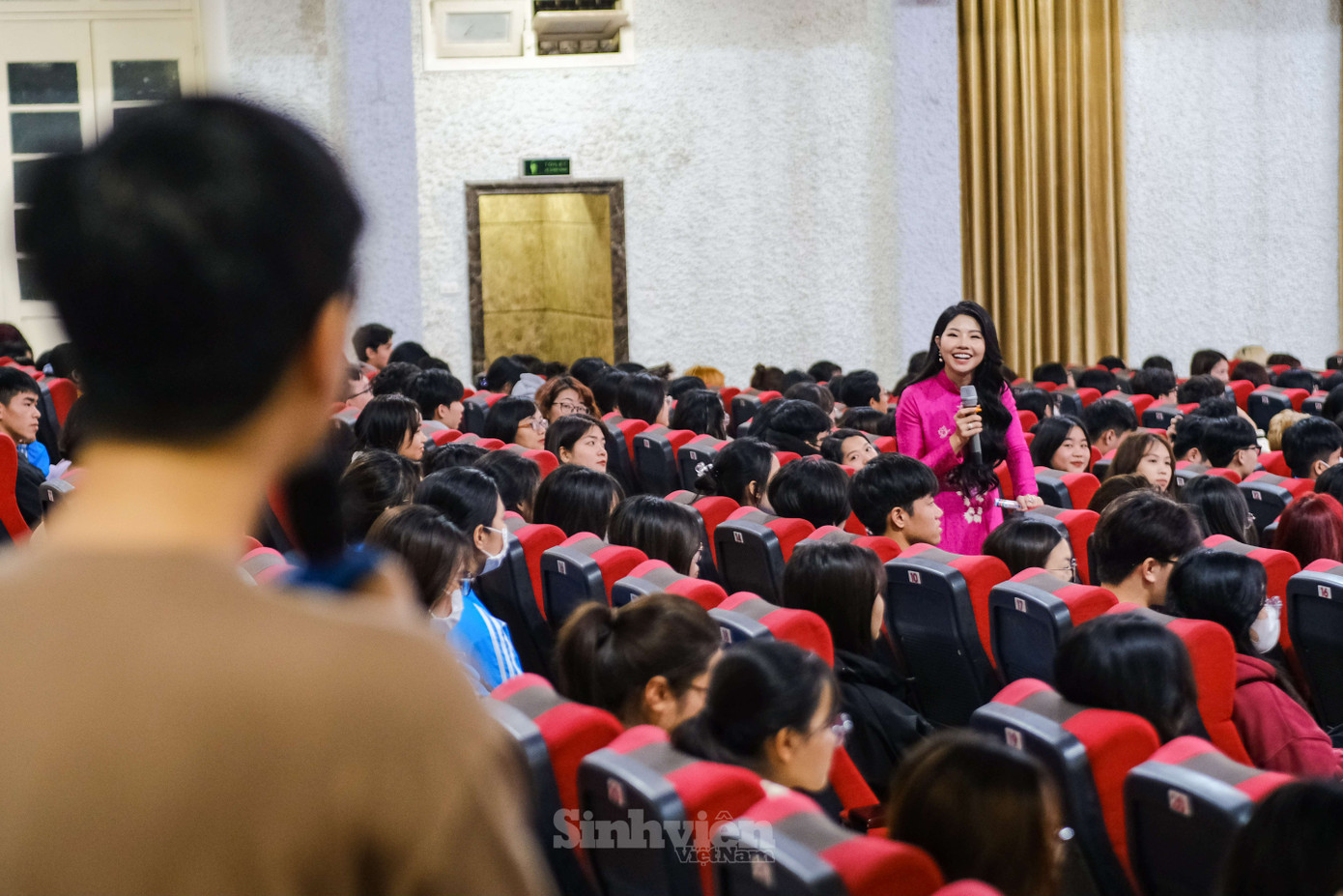 Diễn giả Diệu Thu giao lưu cùng sinh viên trường Đại học Thương mại. Diễn giả Diệu Thu giao lưu cùng sinh viên trường Đại học Thương mại.