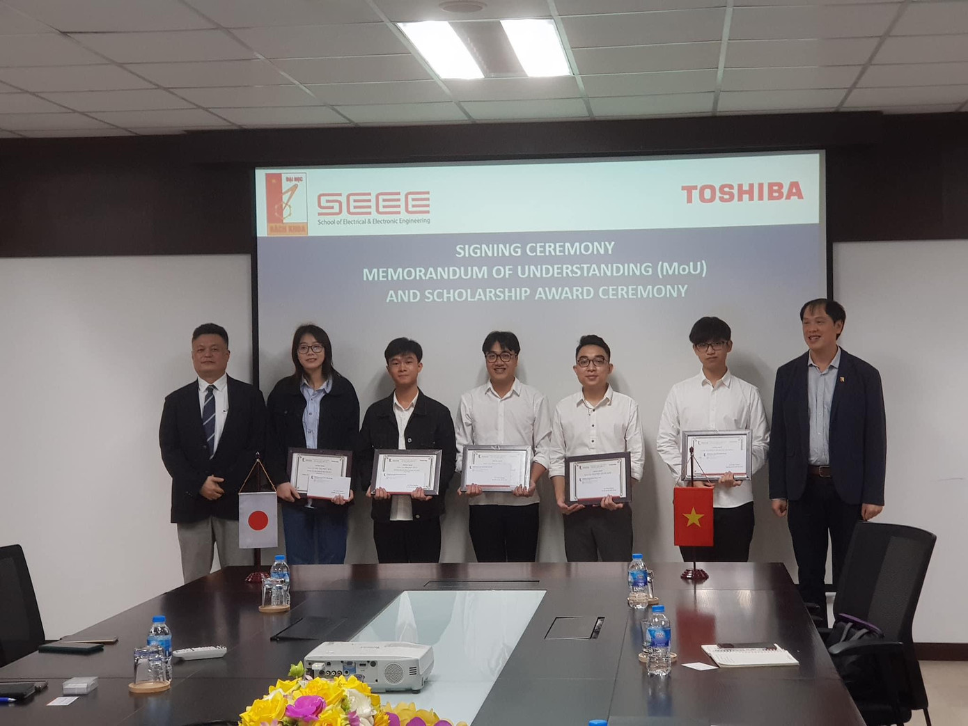 Quỳnh được nhận học bổng từ doanh nghiệp Toshiba.