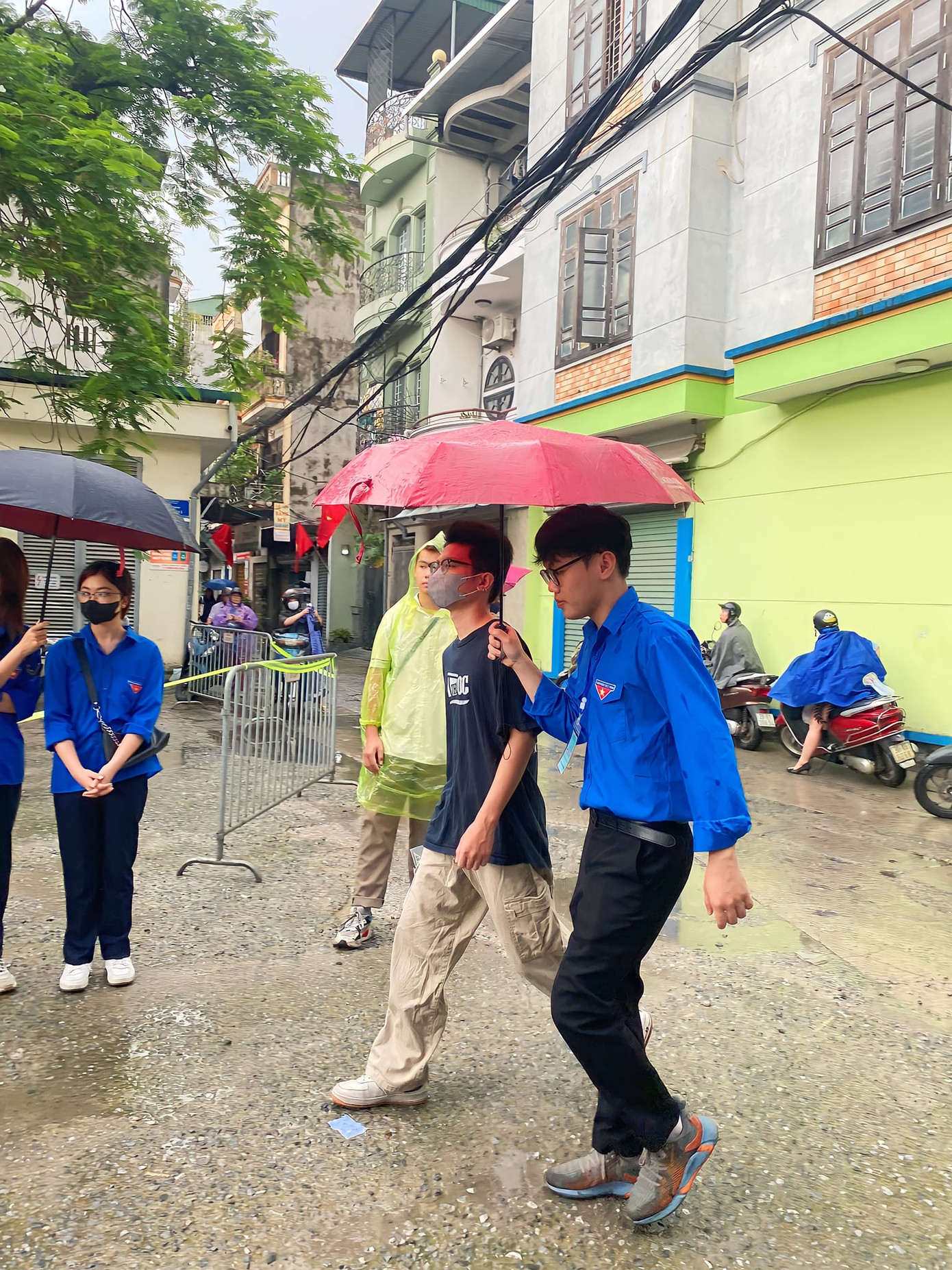 Huy Hoàng tham gia tình nguyện hỗ trợ kỳ thi THPT Quốc Gia.