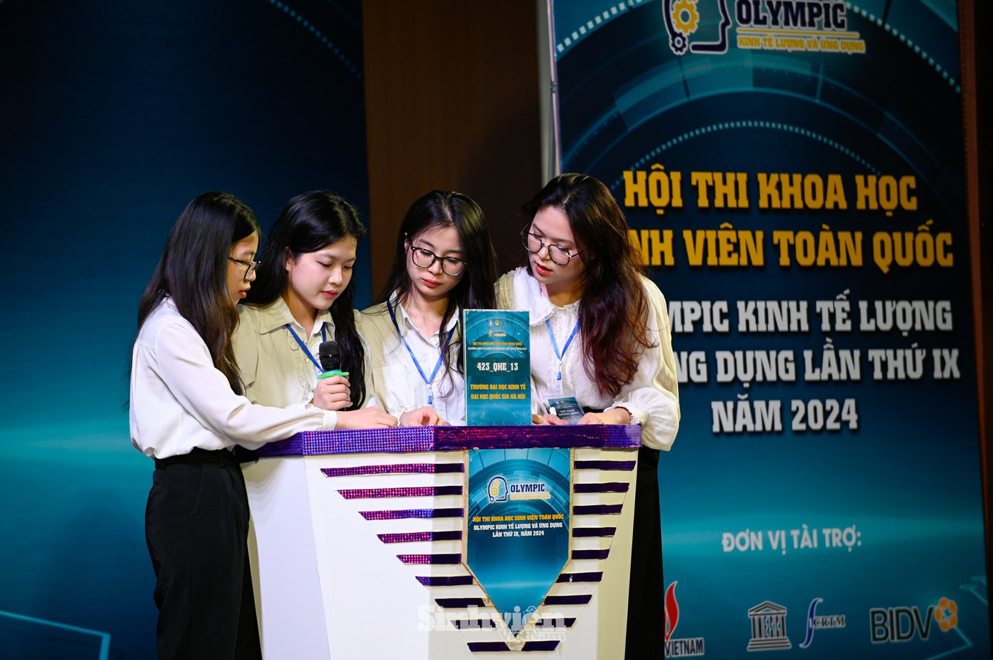 Các thí sinh được trao đổi trực tiếp với Hội đồng Giám khảo - Những chuyên gia đầu ngành. Các thí sinh được trao đổi trực tiếp với Hội đồng Giám khảo - Những chuyên gia đầu ngành.