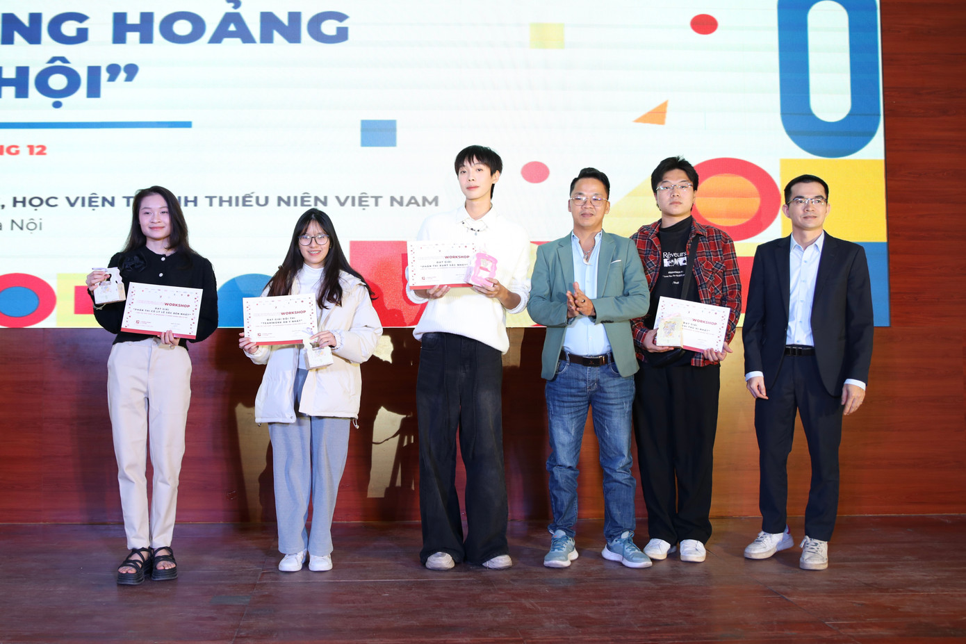 Hoạt động tương tác “Giải case” nhận được sự tham gia tích cực của khán giả và được đánh giá cao bởi các chuyên gia. Hoạt động tương tác “Giải case” nhận được sự tham gia tích cực của khán giả và được đánh giá cao bởi các chuyên gia.