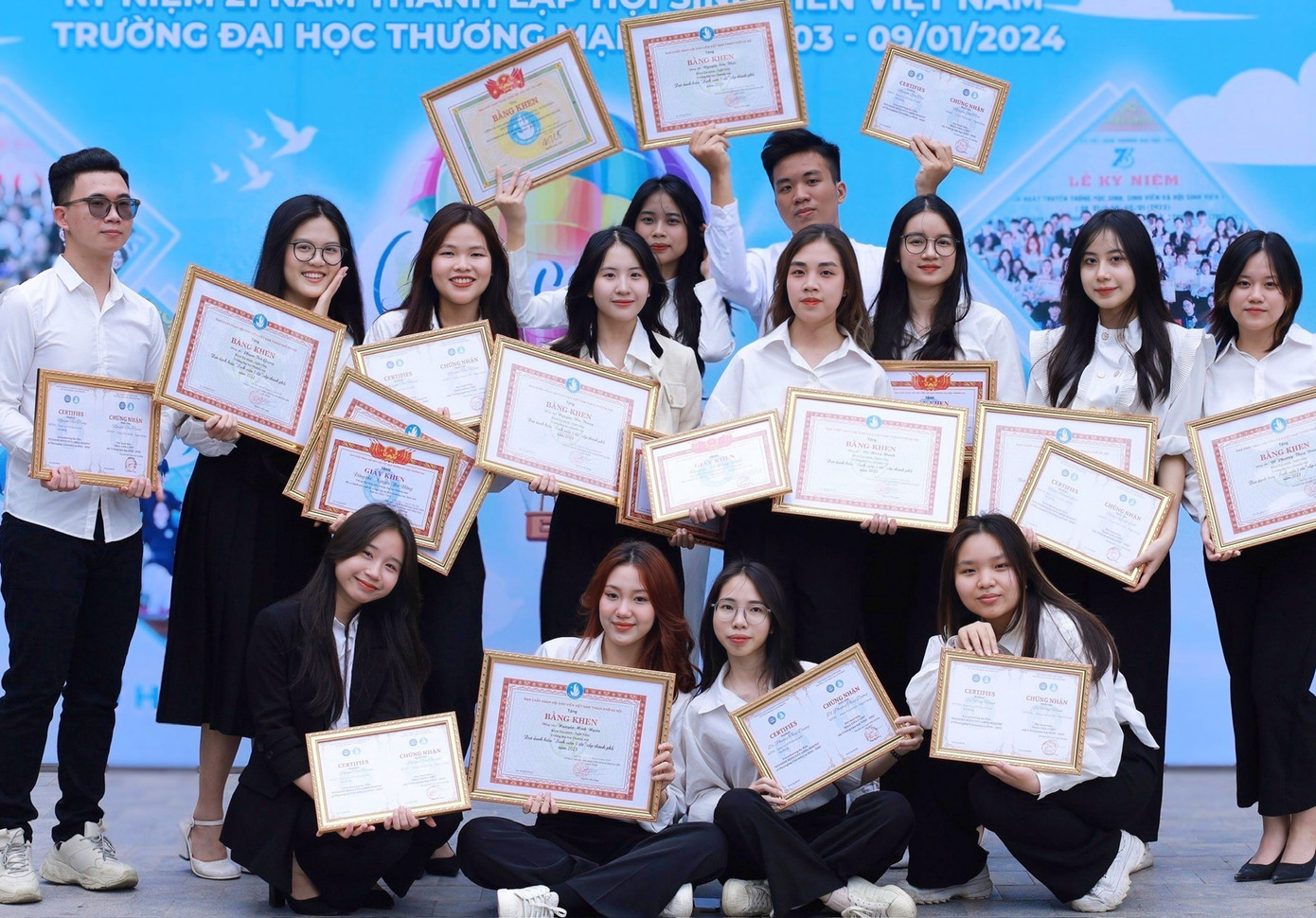 Nhận bằng khen về Sinh viên 5 tốt, công tác Hội và phong trào Sinh viên cùng Liên chi Hội Sinh viên Khoa tại Lễ Kỷ niệm 74 năm Ngày truyền thống Học sinh, Sinh viên và Hội Sinh viên Việt Nam (09/01/1950 - 09/01/2024). Nhận bằng khen về Sinh viên 5 tốt, công tác Hội và phong trào Sinh viên cùng Liên chi Hội Sinh viên Khoa tại Lễ Kỷ niệm 74 năm Ngày truyền thống Học sinh, Sinh viên và Hội Sinh viên Việt Nam (09/01/1950 - 09/01/2024).