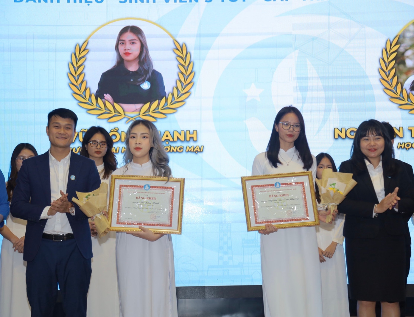 Hồng Hạnh nhận Bằng khen Sinh viên 5 tốt cấp Thành phố 2 năm liên tiếp (bên trái). Hồng Hạnh nhận Bằng khen Sinh viên 5 tốt cấp Thành phố 2 năm liên tiếp (bên trái).