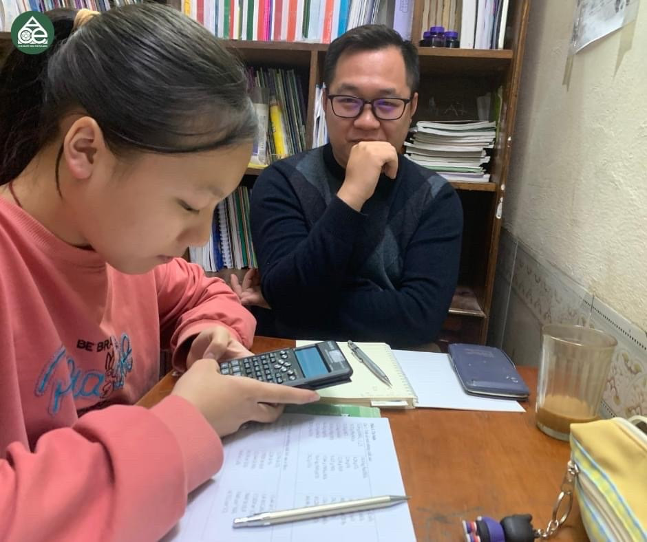 Với Huy, việc dạy học tình nguyện giống như một chiếc mỏ neo, kéo anh trở về với chính mình. Nó không chỉ giúp anh làm điều mình yêu thích, mà còn cân bằng lại cảm xúc, từ đó tiếp thêm sức mạnh để đối mặt với những thách thức của cuộc sống thường nhật. Với Huy, việc dạy học tình nguyện giống như một chiếc mỏ neo, kéo anh trở về với chính mình. Nó không chỉ giúp anh làm điều mình yêu thích, mà còn cân bằng lại cảm xúc, từ đó tiếp thêm sức mạnh để đối mặt với những thách thức của cuộc sống thường nhật.