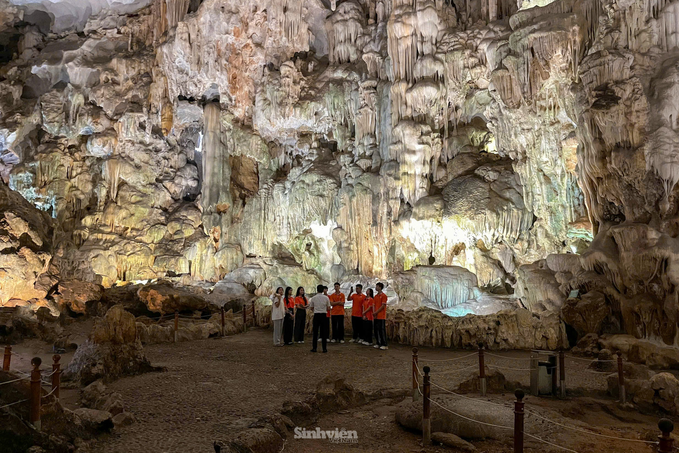 Tân sinh viên khám phá Động Thiên Cung - Vịnh Hạ Long. Tân sinh viên khám phá Động Thiên Cung - Vịnh Hạ Long.