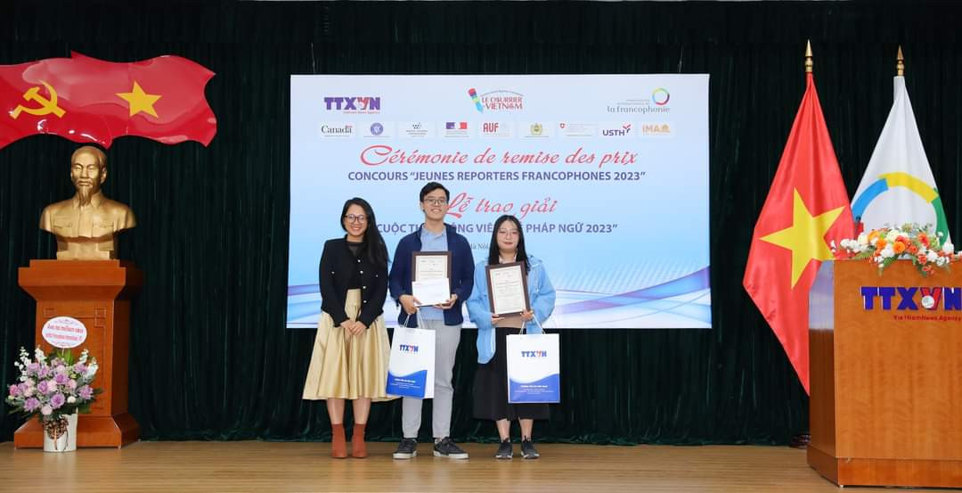 Vượt lên sự nghi ngờ từ chính bản thân, nữ sinh đã có bài báo tiếng Pháp đầu tay đạt giải của Đại sứ quán Roumanie. Vượt lên sự nghi ngờ từ chính bản thân, nữ sinh đã có bài báo tiếng Pháp đầu tay đạt giải của Đại sứ quán Roumanie.