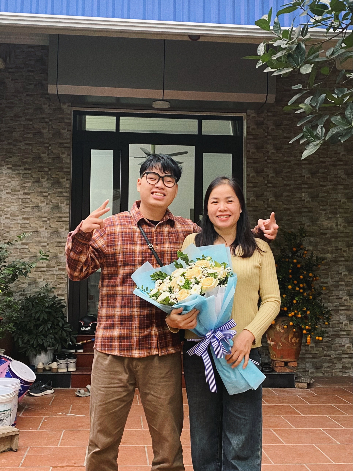 Phan Minh Đông chụp ảnh cùng mẹ.