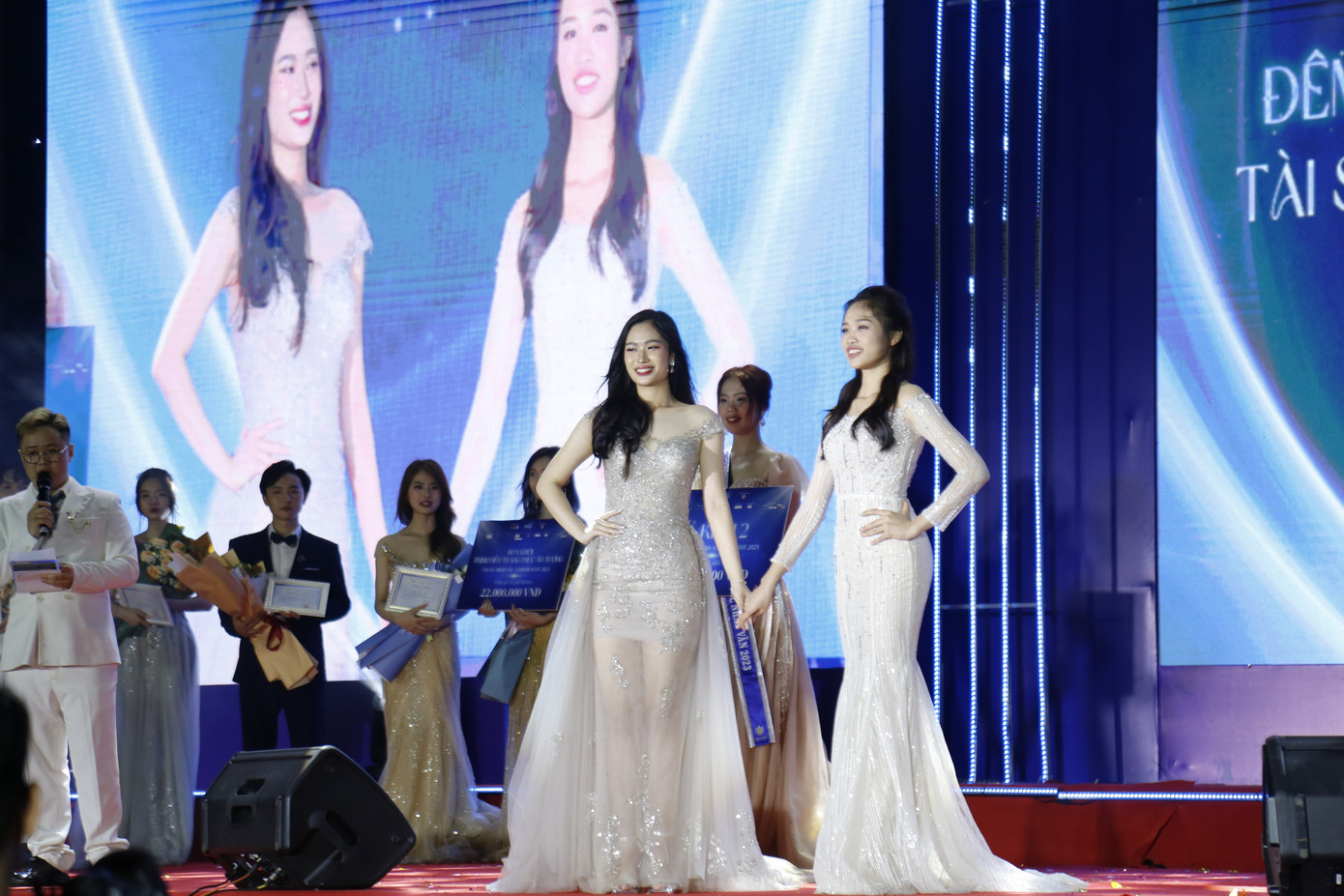 Ngân xúc động khi chinh phục thành công ngôi vị Hoa khôi. Ngân xúc động khi chinh phục thành công ngôi vị Hoa khôi.