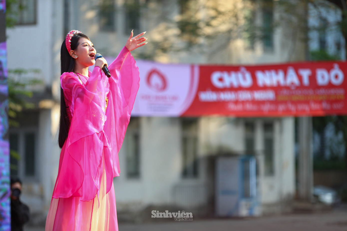 Thu An là ca sĩ mở màn ngày hội "Chủ Nhật Đỏ" lần thứ 17.