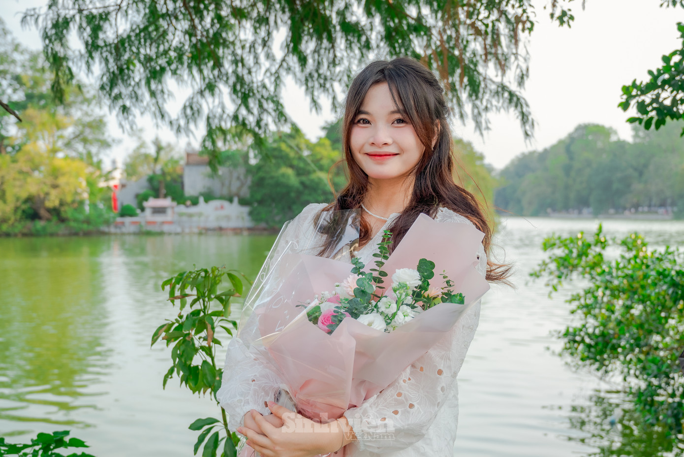 Bạn Trương Thị Thu Huyền (sinh năm 2003, sinh viên Đại học Quốc gia Hà Nội) gửi lời chúc: “Hy vọng mọi người ngày nào cũng như ngày 20/10, phải luôn khỏe mạnh và hạnh phúc nhé!”