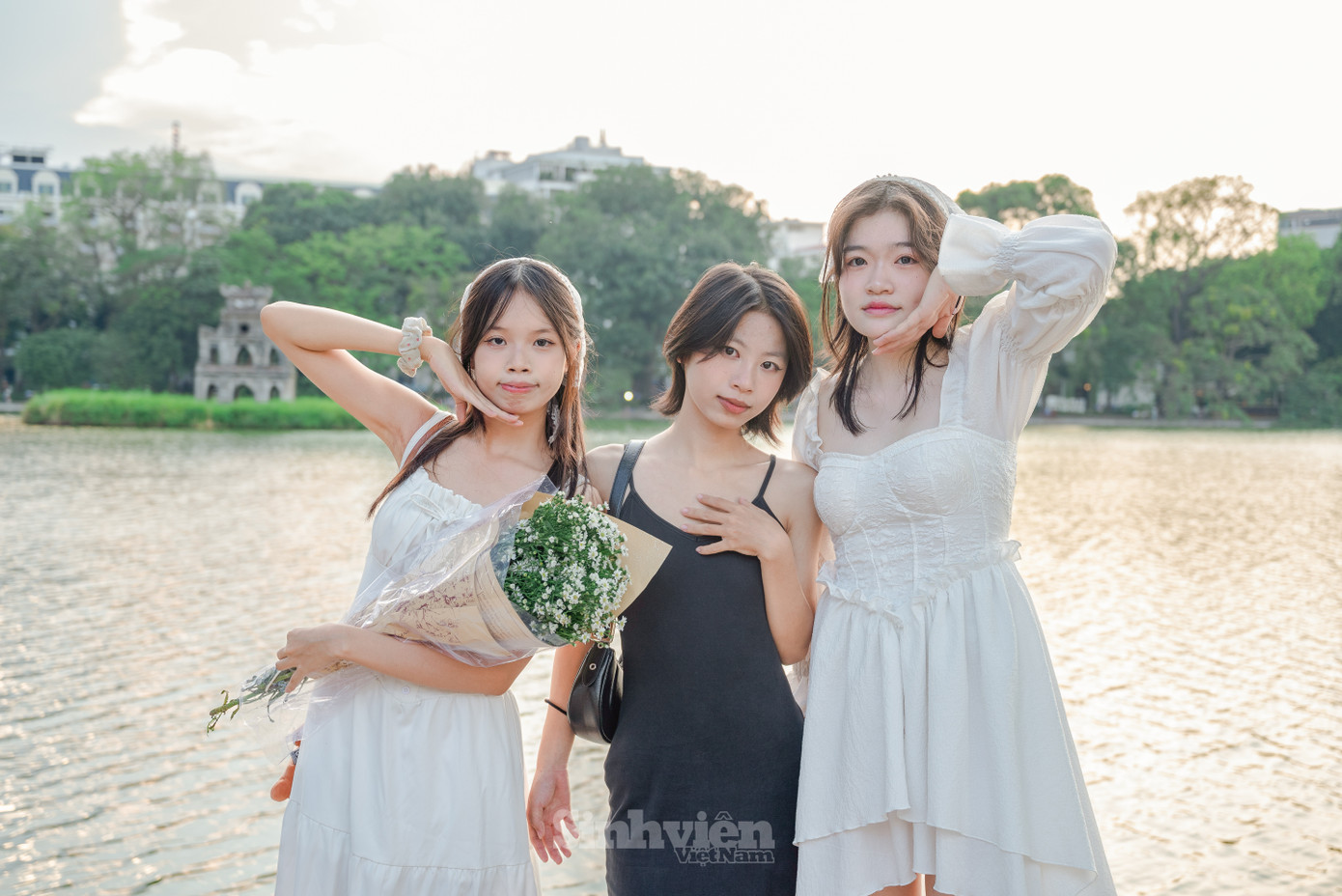 Những người phụ nữ “hẹn hò” cùng nhau, vui vẻ tận hưởng không khí 20/10.