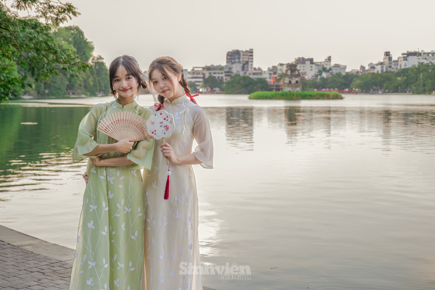 Ngày Phụ nữ Việt Nam 20/10, Khánh Xuân (trái) và Thanh Hoa diện áo dài truyền thống, cùng nhau chụp bộ ảnh bên Hồ Gươm.