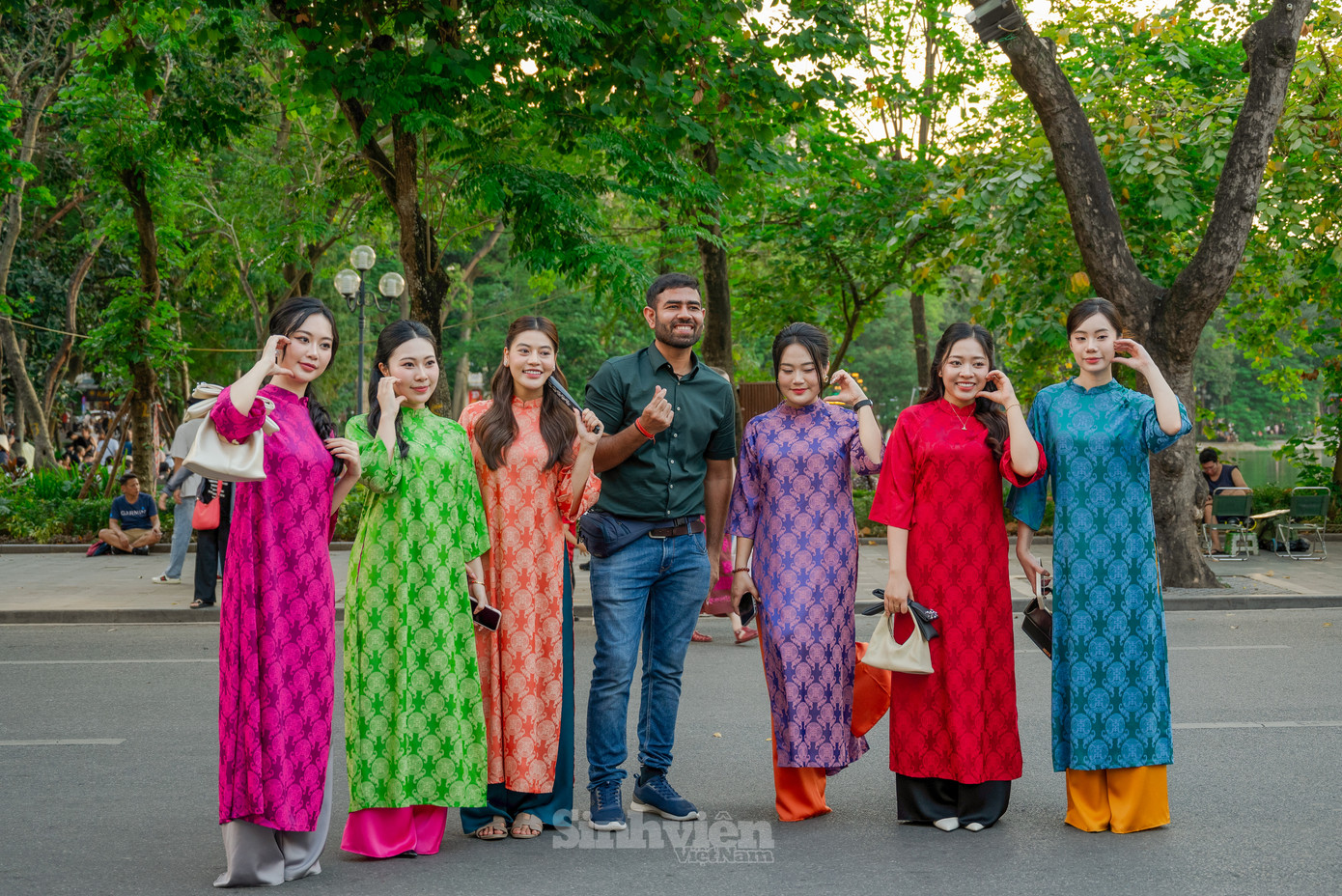 Những bộ áo dài nhiều màu sắc như tô điểm thêm bức tranh Thủ đô.