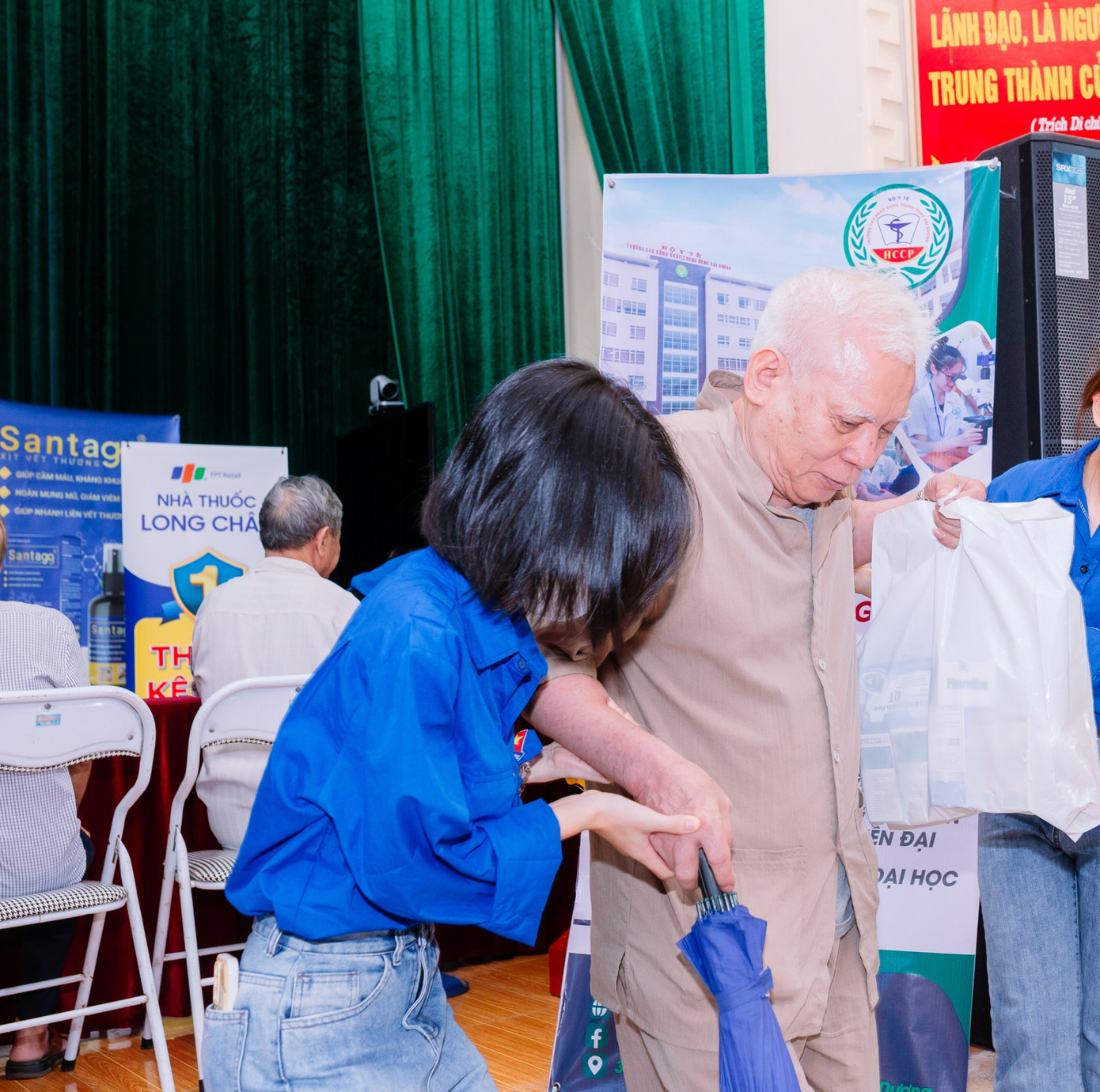 Với nữ sinh, cuộc sống sẽ trở nên ý nghĩa hơn khi bản thân biết sẻ chia, làm điều có ích. Với nữ sinh, cuộc sống sẽ trở nên ý nghĩa hơn khi bản thân biết sẻ chia, làm điều có ích.