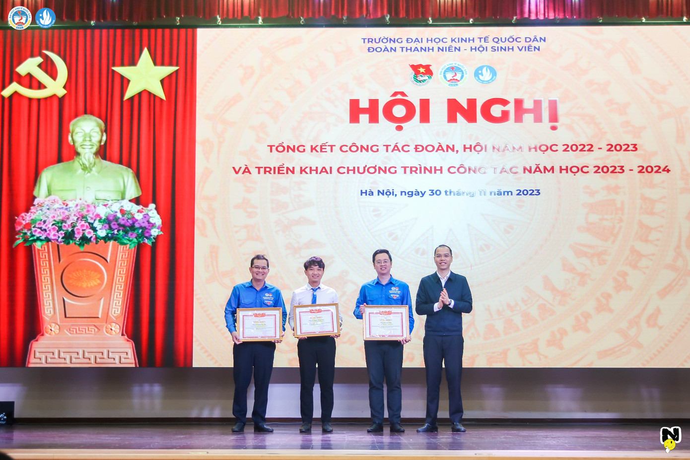 Đức Minh nhận khen thưởng của Thành Đoàn Hà Nội. Đức Minh nhận khen thưởng của Thành Đoàn Hà Nội.